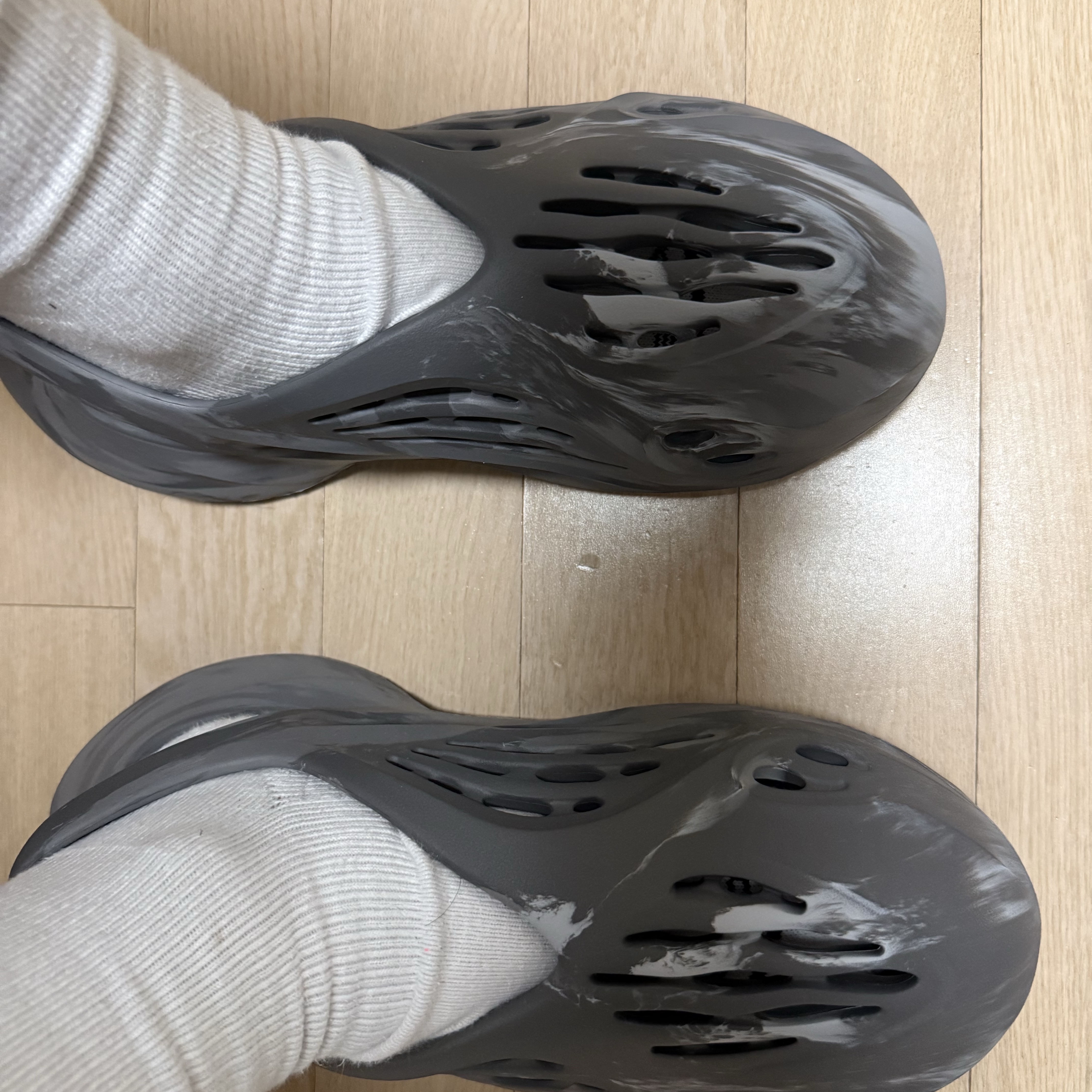Adidas Yeezy Foam RNNR MX Granite 착용 스타일