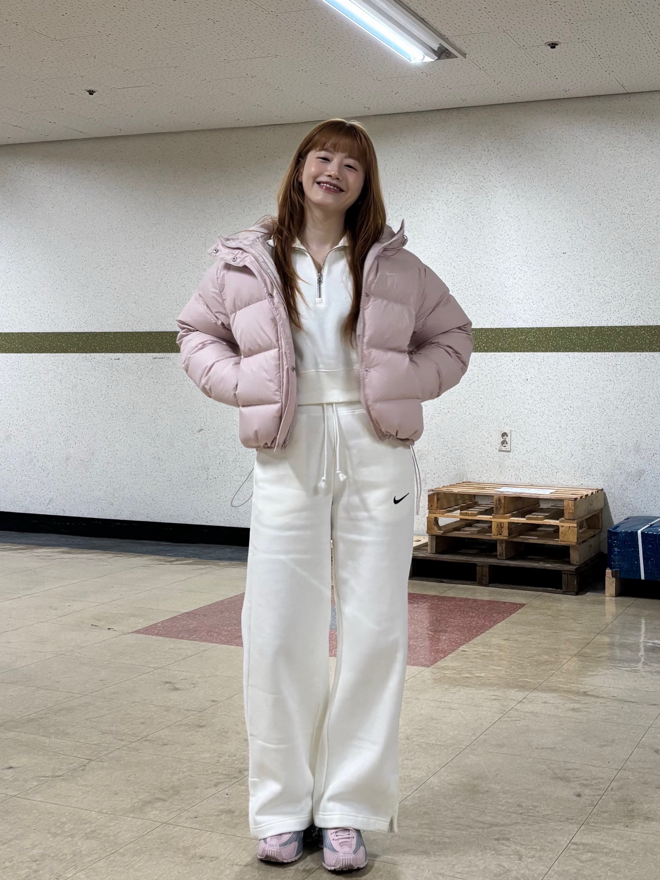 (W) Nike NSW Metro Therma-Fit Loose Fit Hooded Padded Jacket Black White, (W) Nike Shox R4 Barely Rose Metallic Platinum 착용 스타일 - 8