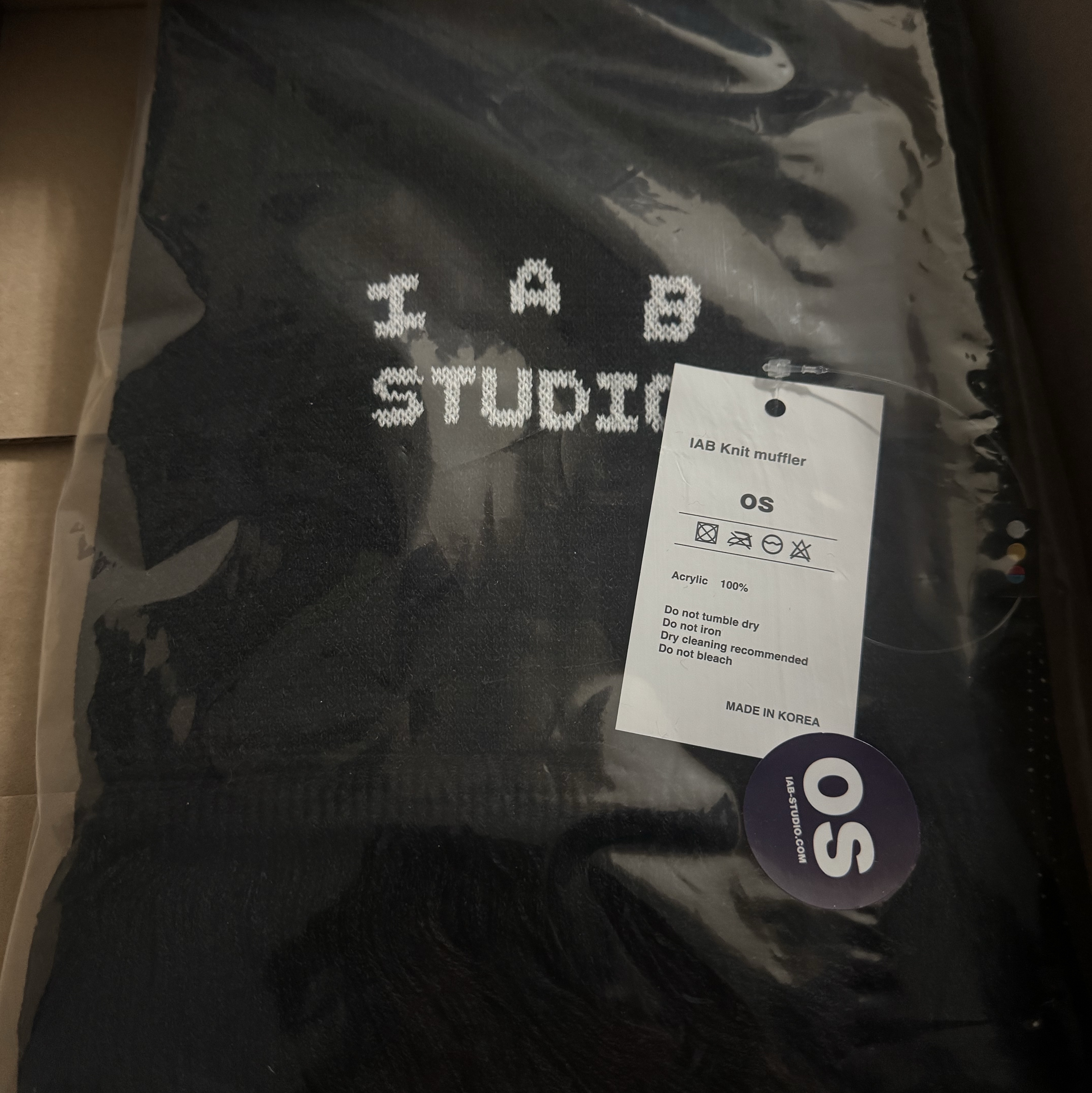 IAB Studio Knit Muffler Black White 착용 스타일