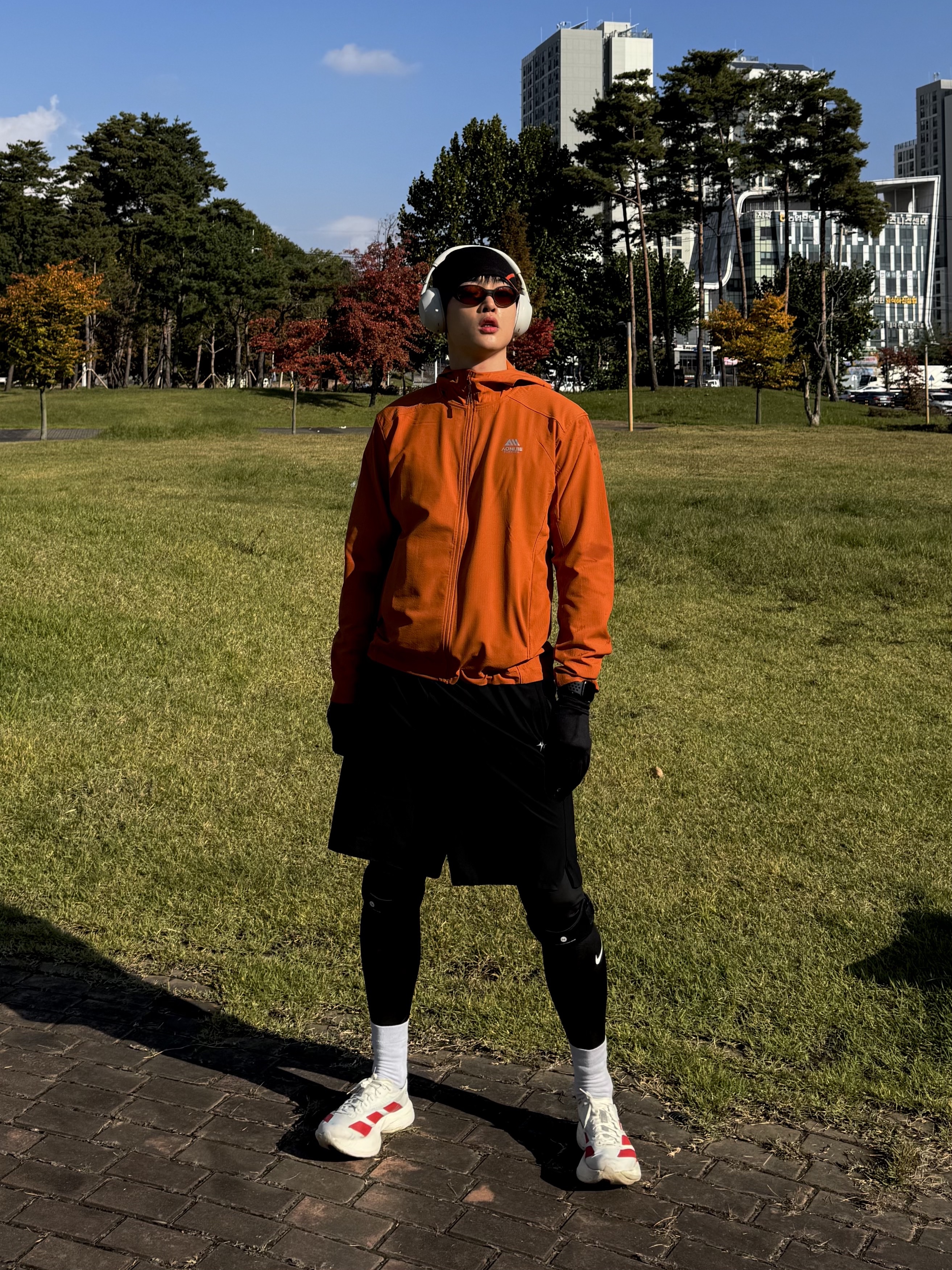 Adidas Adizero Adios Pro 4 Off White Better Scarlet, Sony WH-1000XM6 Platinum Silver (Korean Ver.) 착용 스타일 - 1