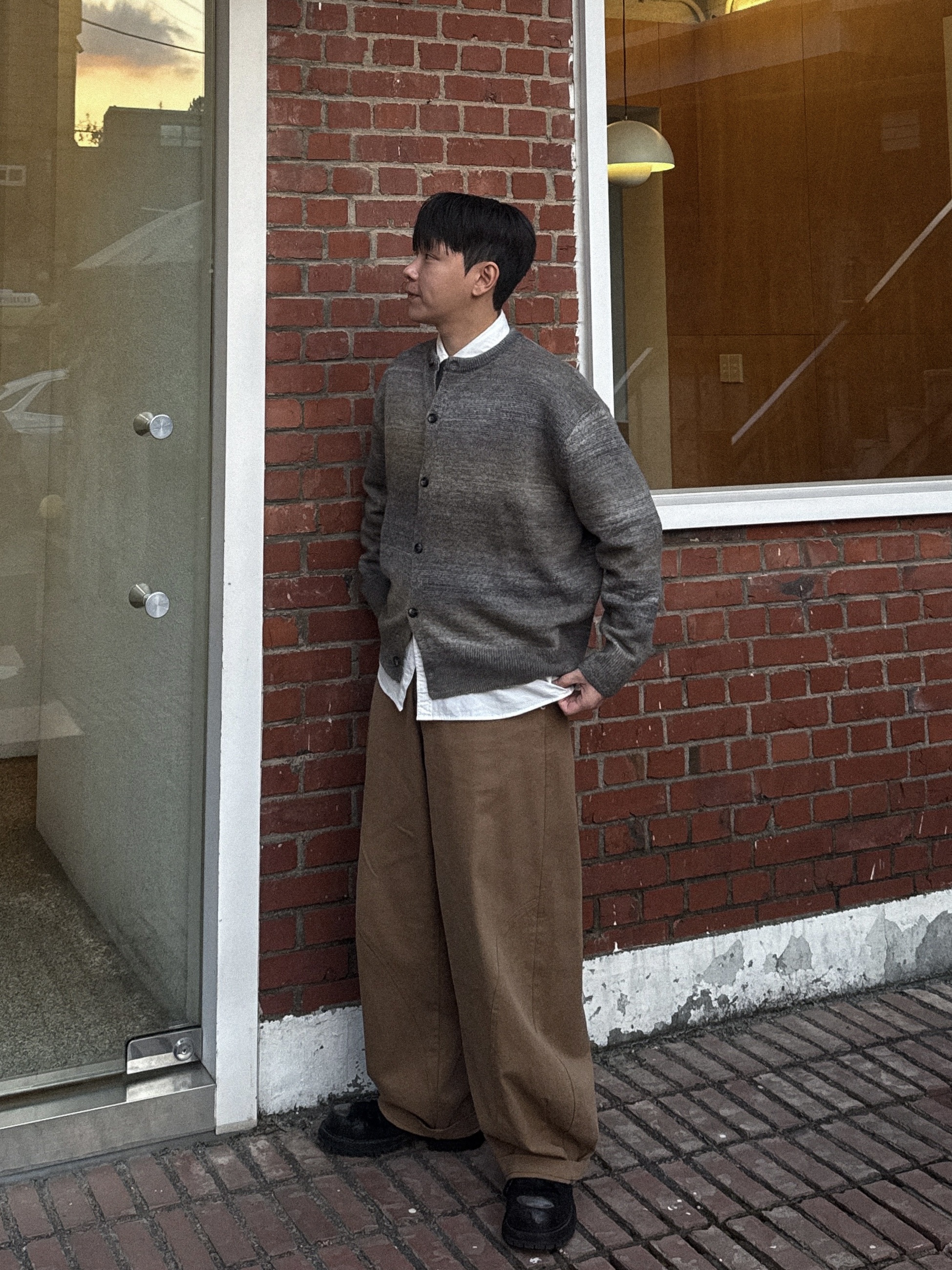 Waviness Oblique Curved Chino Pants Sand Camel, [KREAM 단독] LOSTGARDEN Nestor 착용 스타일