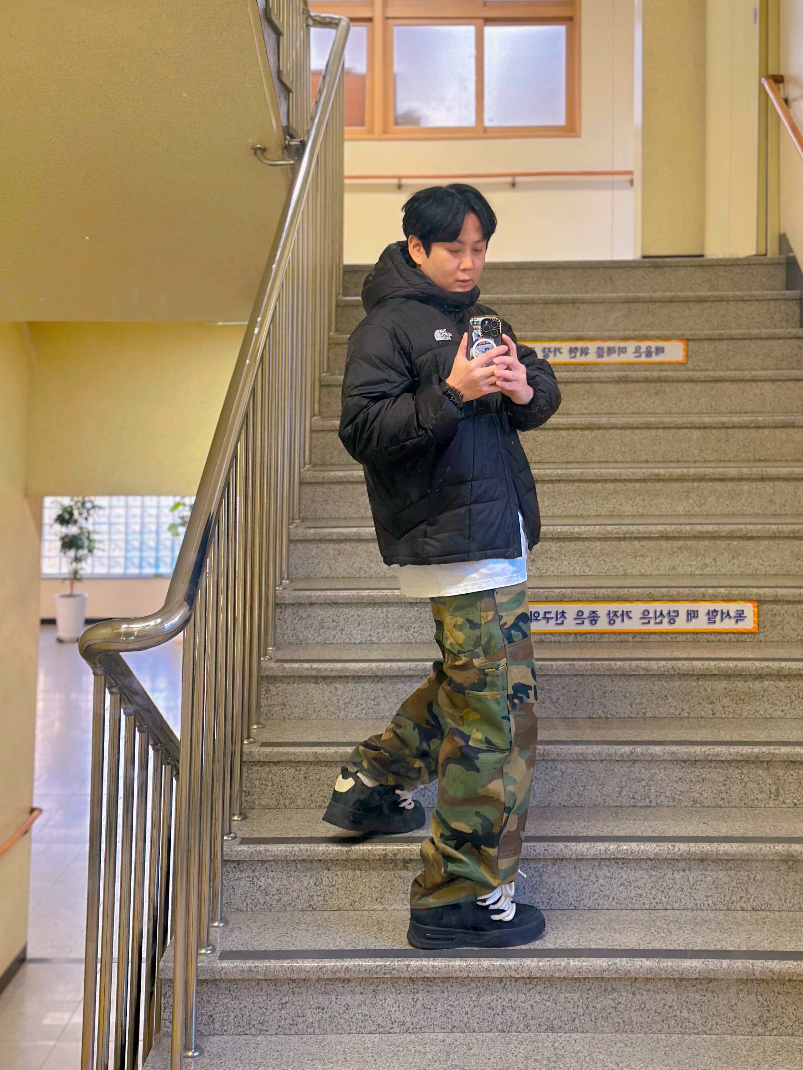 The North Face Wave LT On Jacket Real Black - 25FW, Supreme Jacquard Logos Double Knee Denim Painter Jean Woodland Camo - 25FW 착용 스타일 - 1