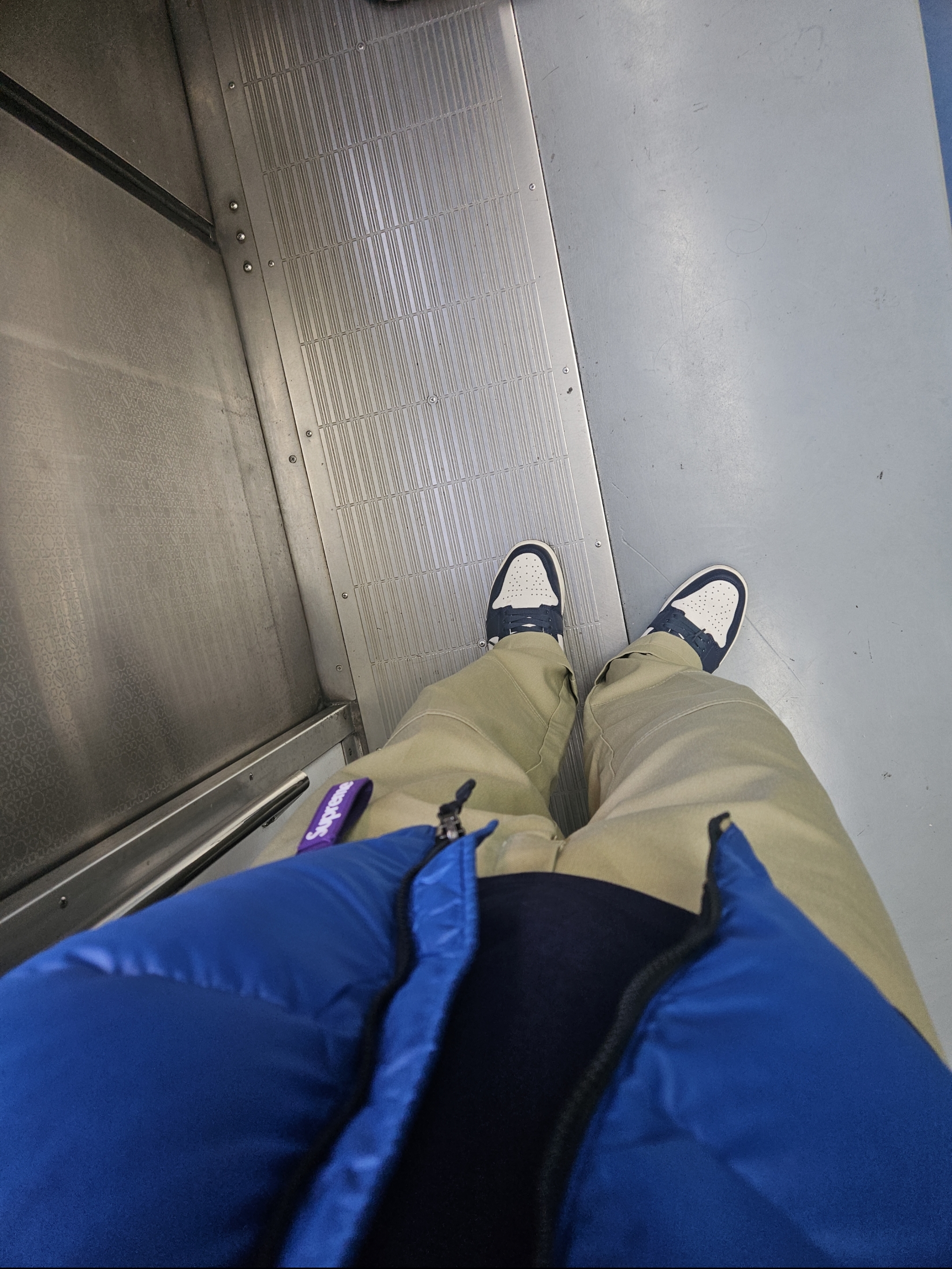 Jordan 1 Retro High Obsidian UNC, Dickies Loose Fit Double Knee Work Pants Khaki 착용 스타일 - 1