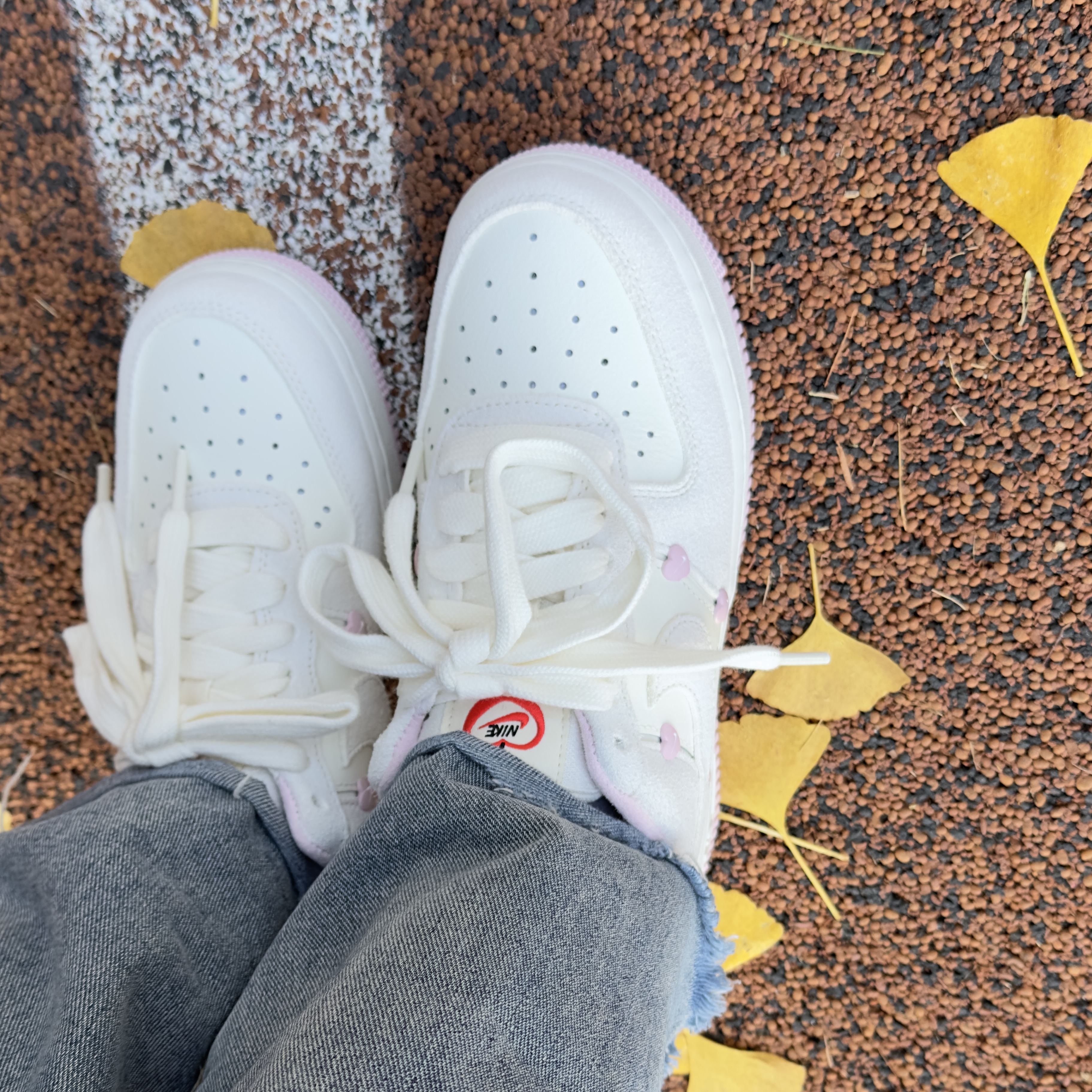 (W) Nike Air Force 1 Low Valentine's Day Sail Pink Foam 착용 스타일 - 1