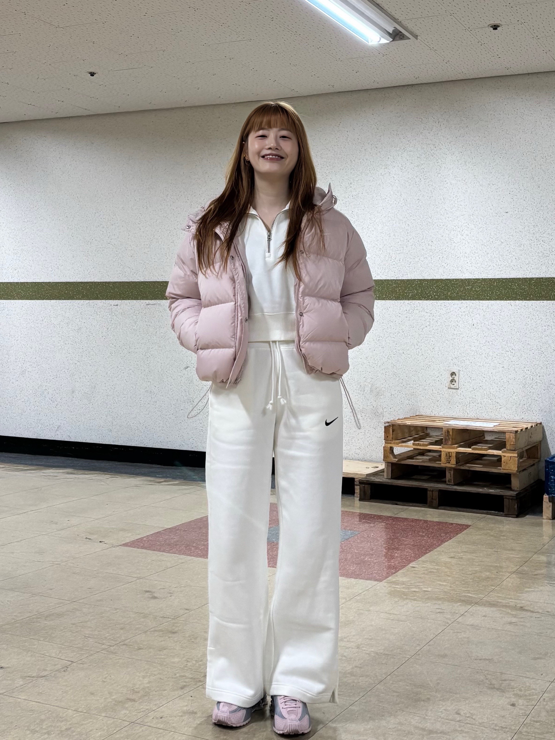 (W) Nike NSW Metro Therma-Fit Loose Fit Hooded Padded Jacket Black White, (W) Nike Shox R4 Barely Rose Metallic Platinum 착용 스타일 - 5