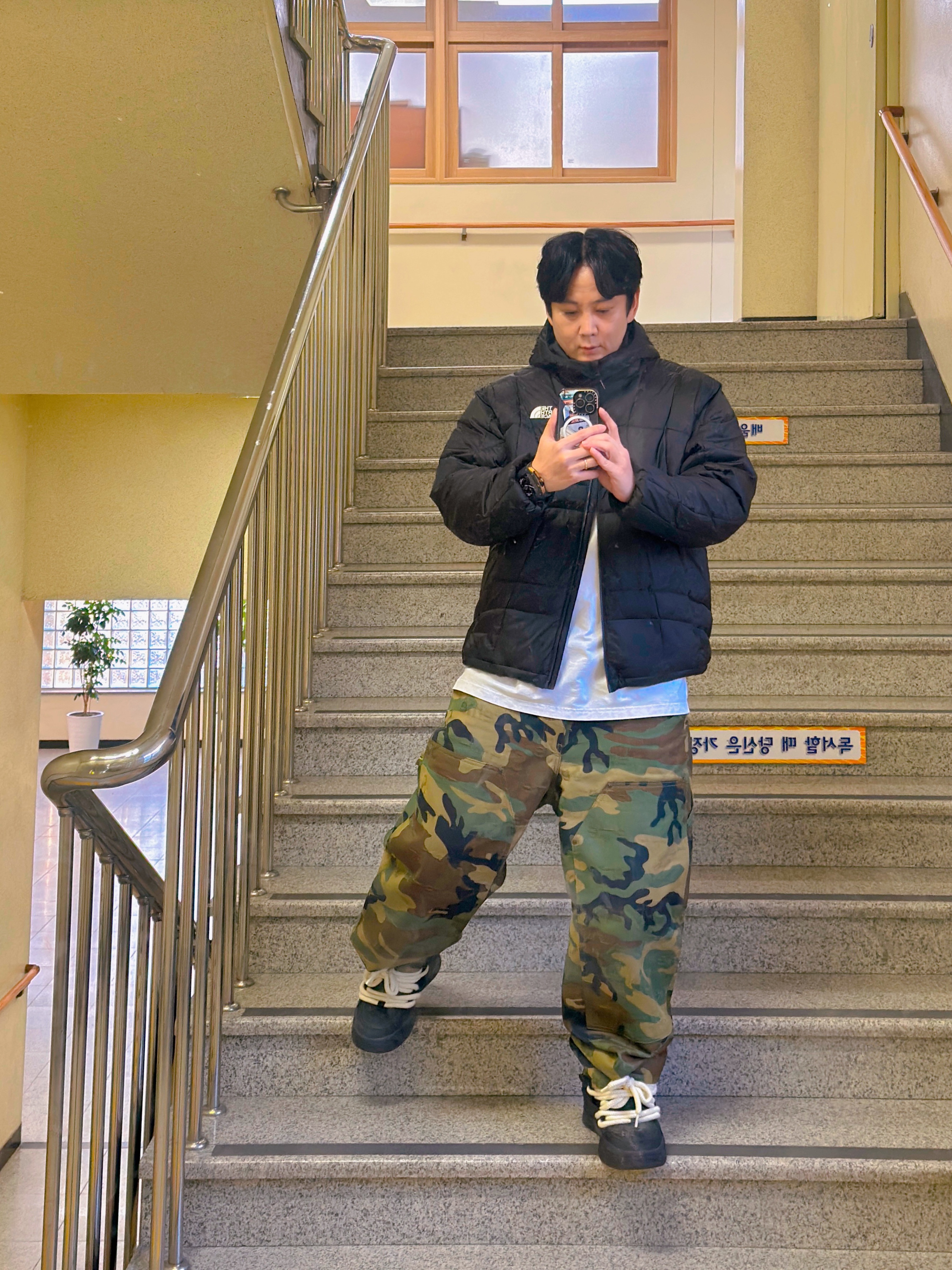 The North Face Wave LT On Jacket Real Black - 25FW, Supreme Jacquard Logos Double Knee Denim Painter Jean Woodland Camo - 25FW 착용 스타일 - 2