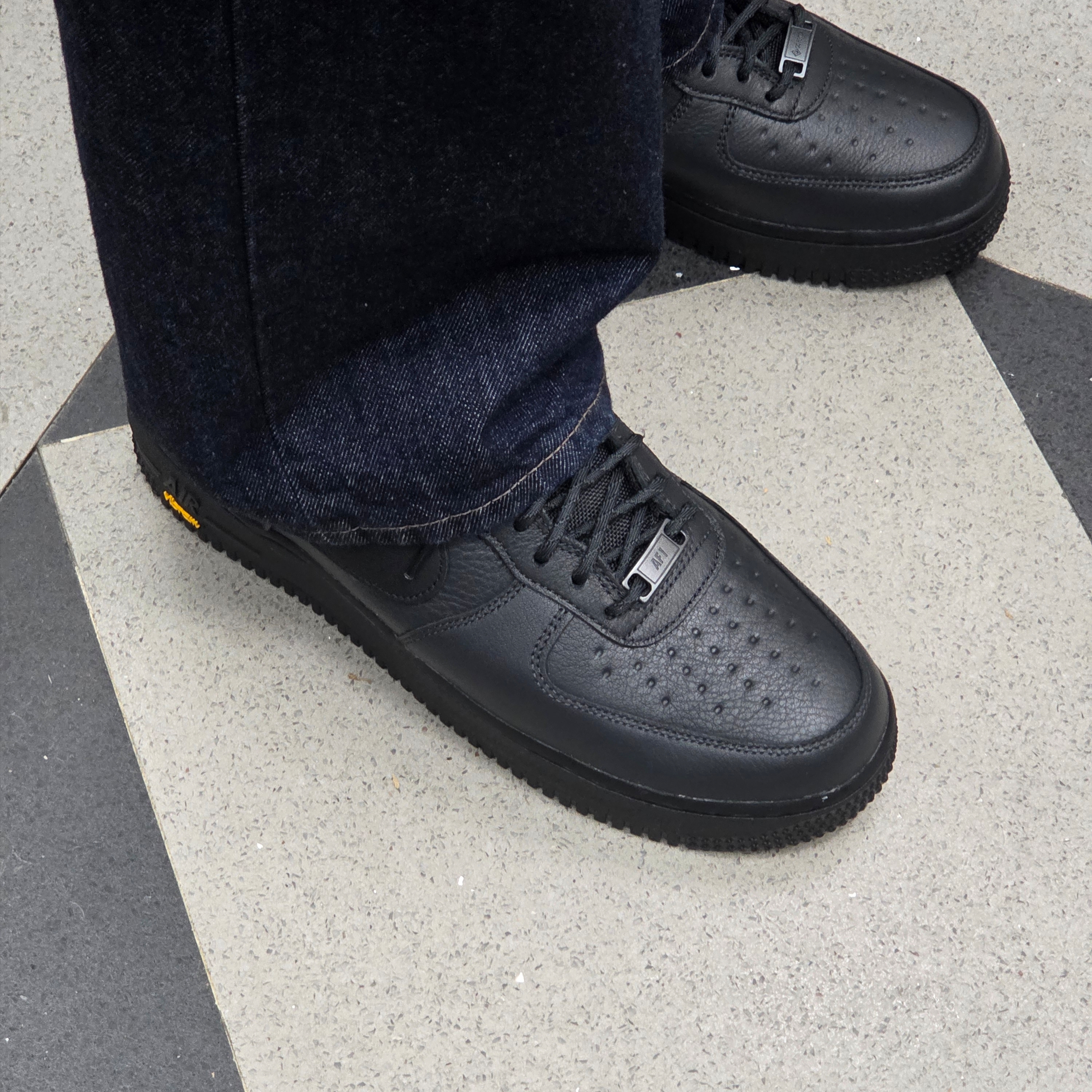 Nike Air Force 1 Low Gore-Tex Vibram Off Noir and Black 착용 스타일