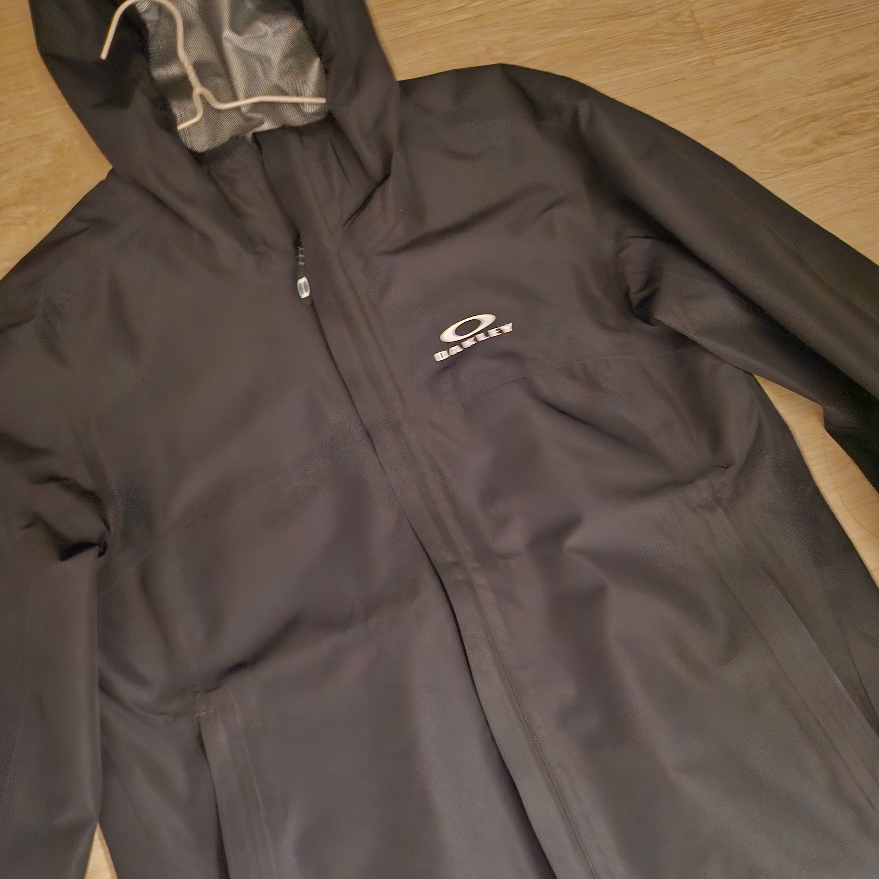 Oakley Elements Shell Jacket 2.0 Blackout 착용 스타일