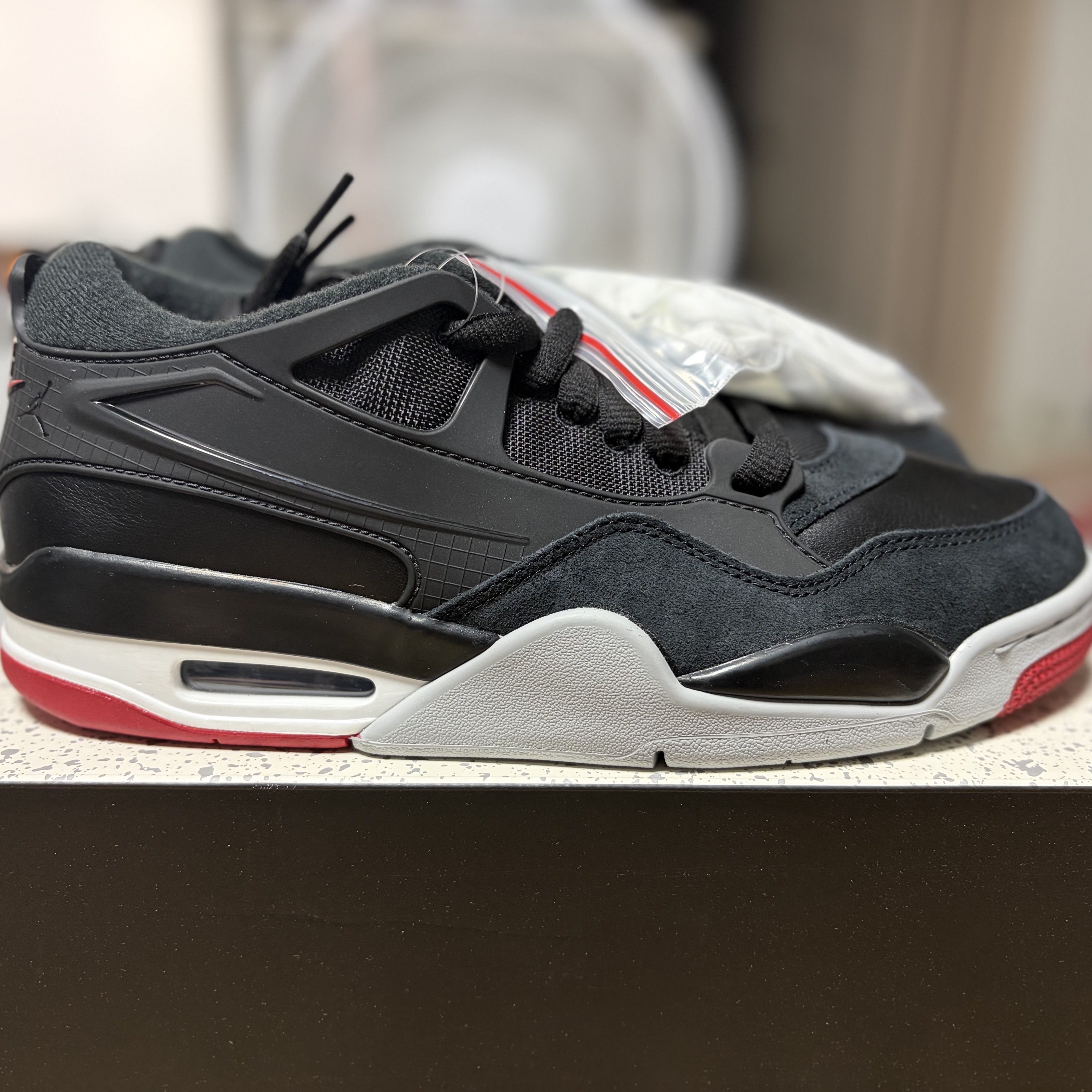Jordan 4 RM Black Varsity Red 착용 스타일 - 3