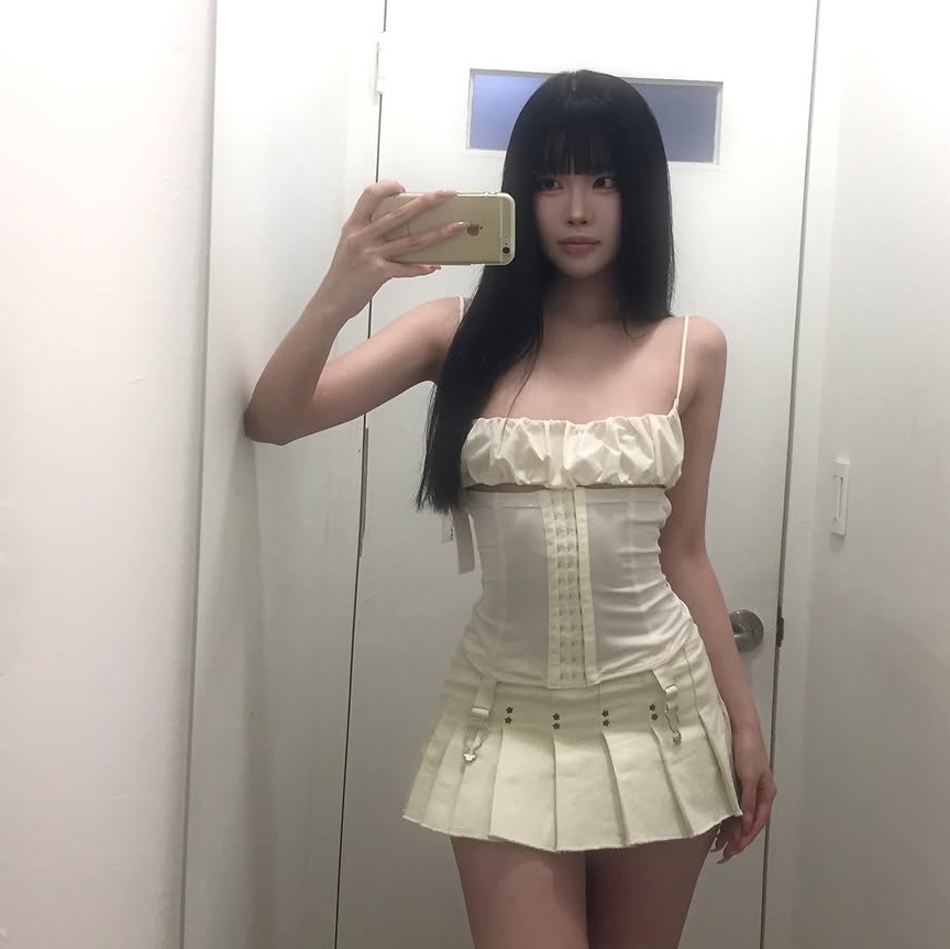 [KREAM 단독] Bonnae Lace-up corset top Black, [KREAM 단독] Bonnae Lace-up corset top Ivory 착용 스타일