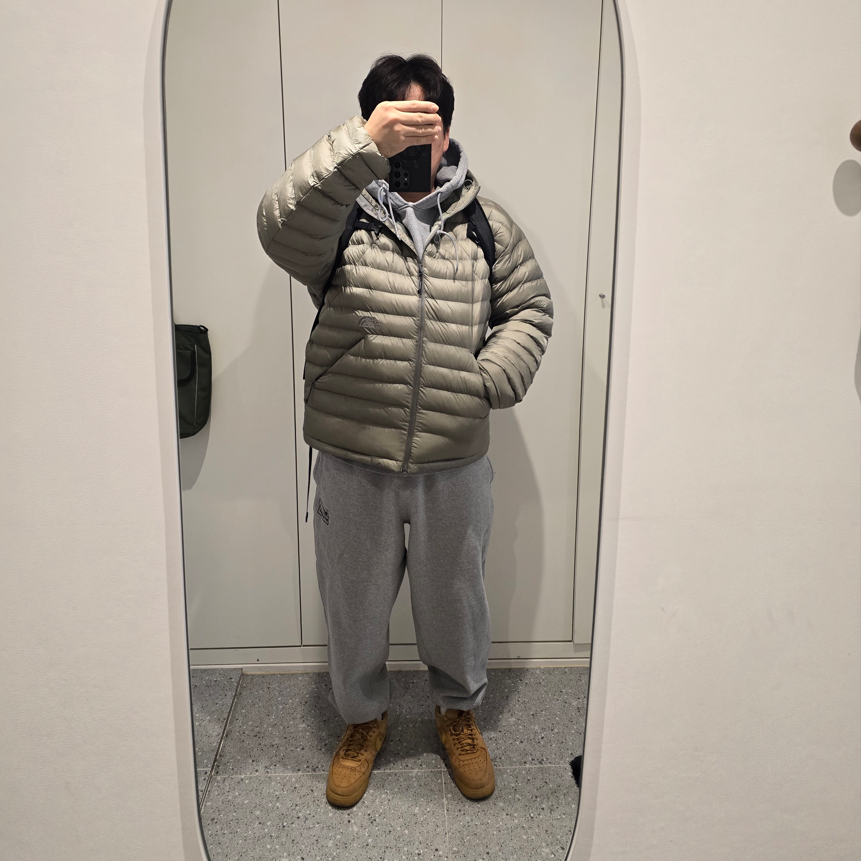 Carhartt Loose Fit Heavyweight Regular Long Sleeve Pocket T-Shirt White, Nike Air Force 1 '07 WB Flax 착용 스타일