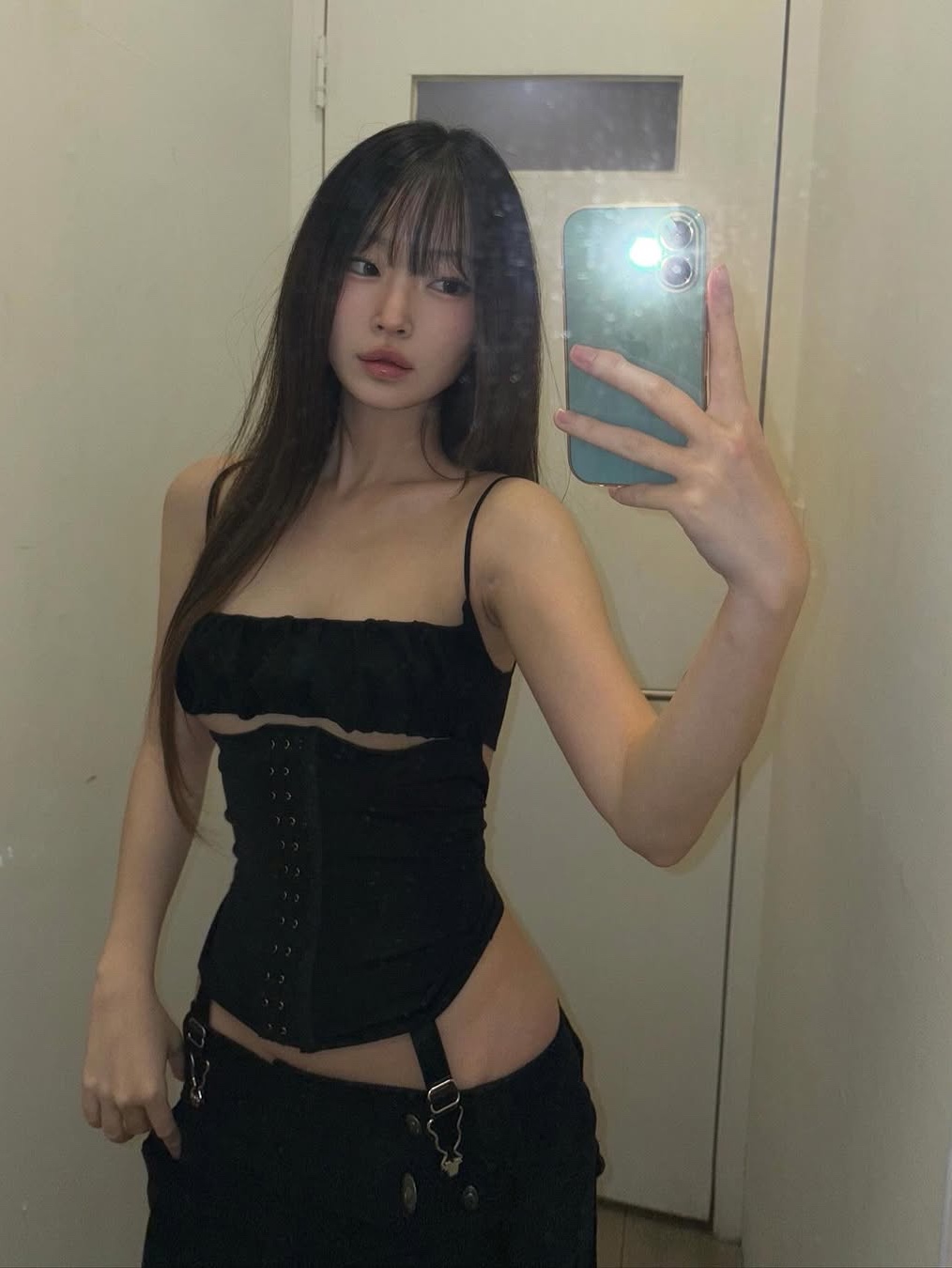 [KREAM 단독] Bonnae Lace-up corset top Black, [KREAM 단독] Bonnae Lace-up corset top Ivory 착용 스타일