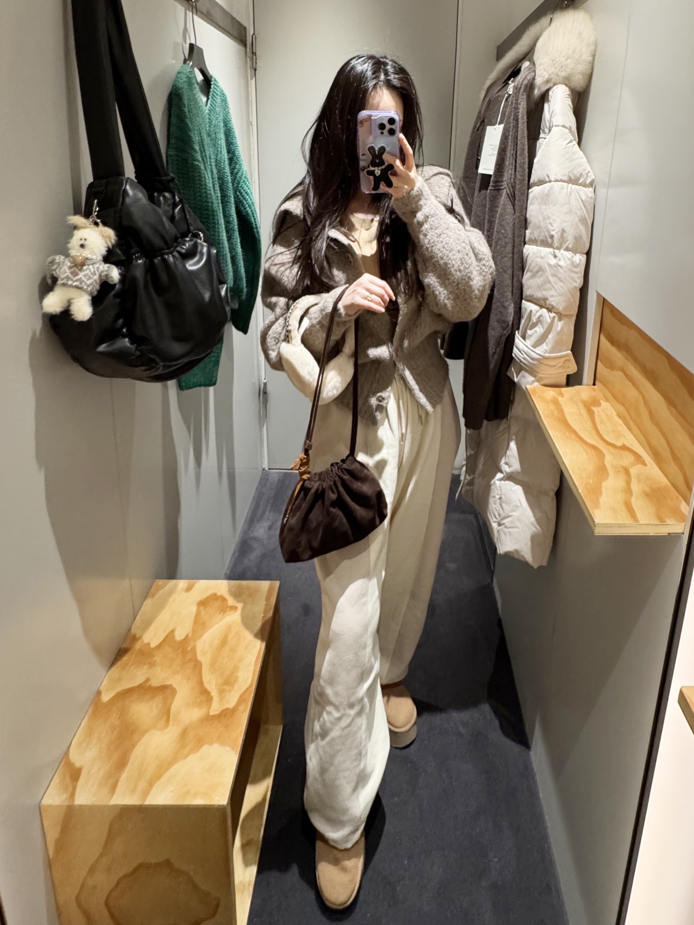(W) UGG Classic Ultra Mini Platform Boots Chestnut, Emis Flower Boucle Crossed Body Bag Black 착용 스타일 - 4