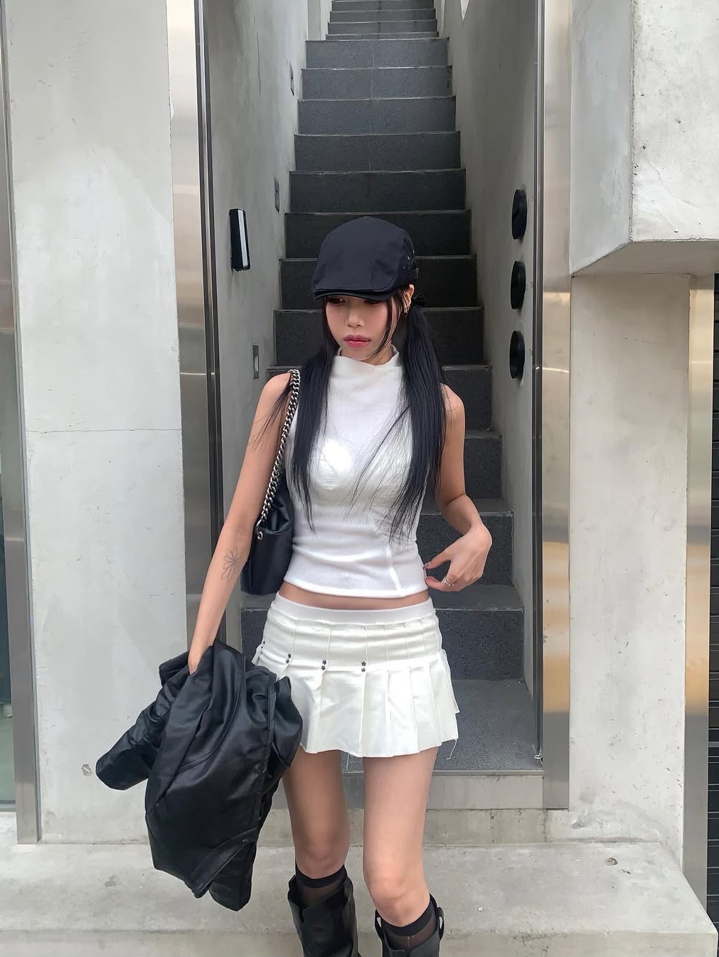Bonnae Star Rivet Pleated Skort Ivory, Bonnae Star Rivet Pleated Skort Black 착용 스타일