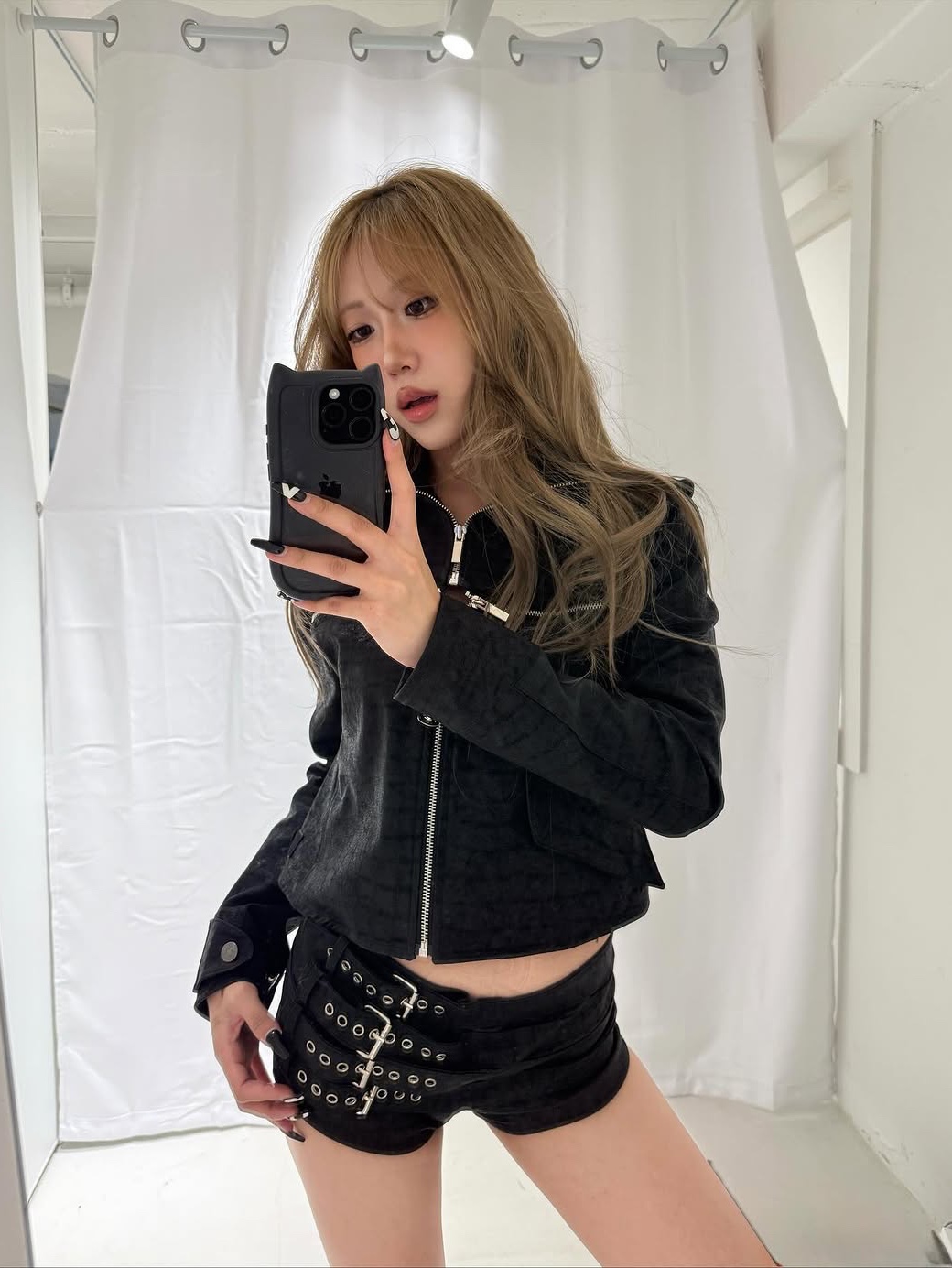 [KREAM 단독] Bonnae Belted Micro Shorts Black, [KREAM 단독] Bonnae Belted Micro Shorts Ivory 착용 스타일