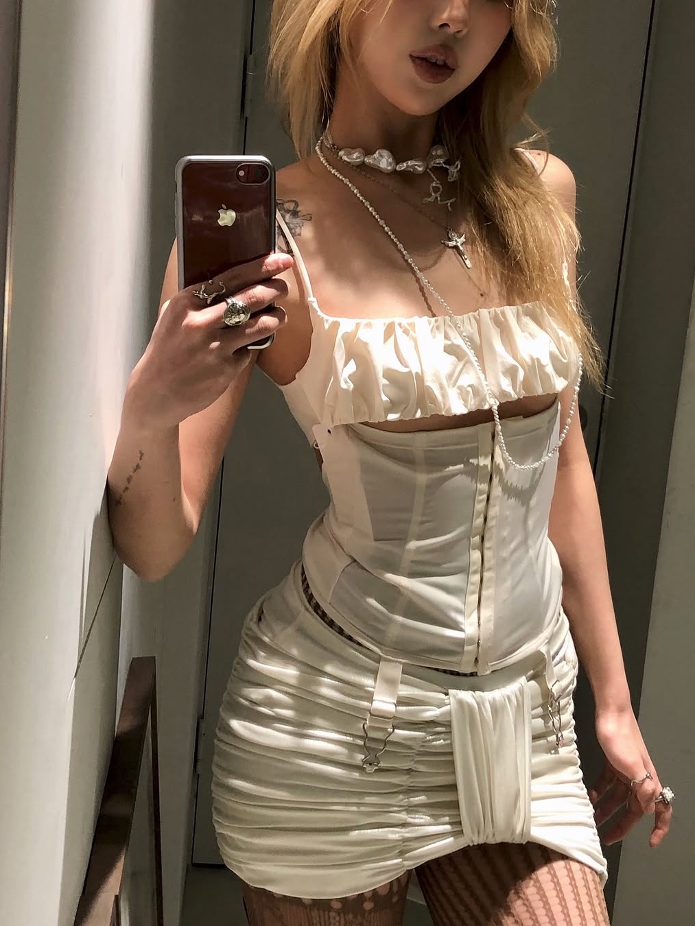 [KREAM 단독] Bonnae Lace-up corset top Ivory, [KREAM 단독] Bonnae Lace-up corset top Black 착용 스타일