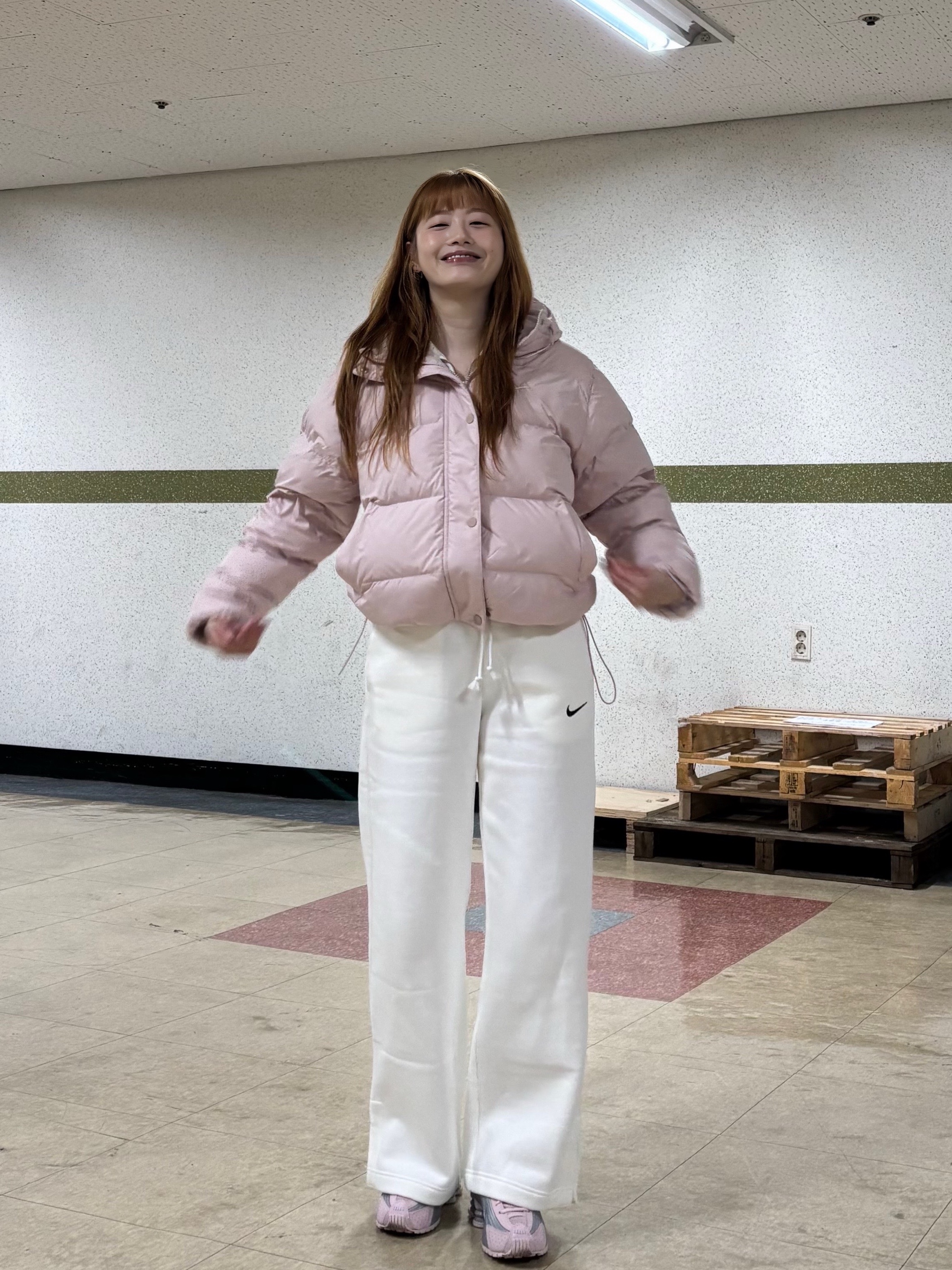 (W) Nike NSW Metro Therma-Fit Loose Fit Hooded Padded Jacket Black White, (W) Nike Shox R4 Barely Rose Metallic Platinum 착용 스타일 - 3