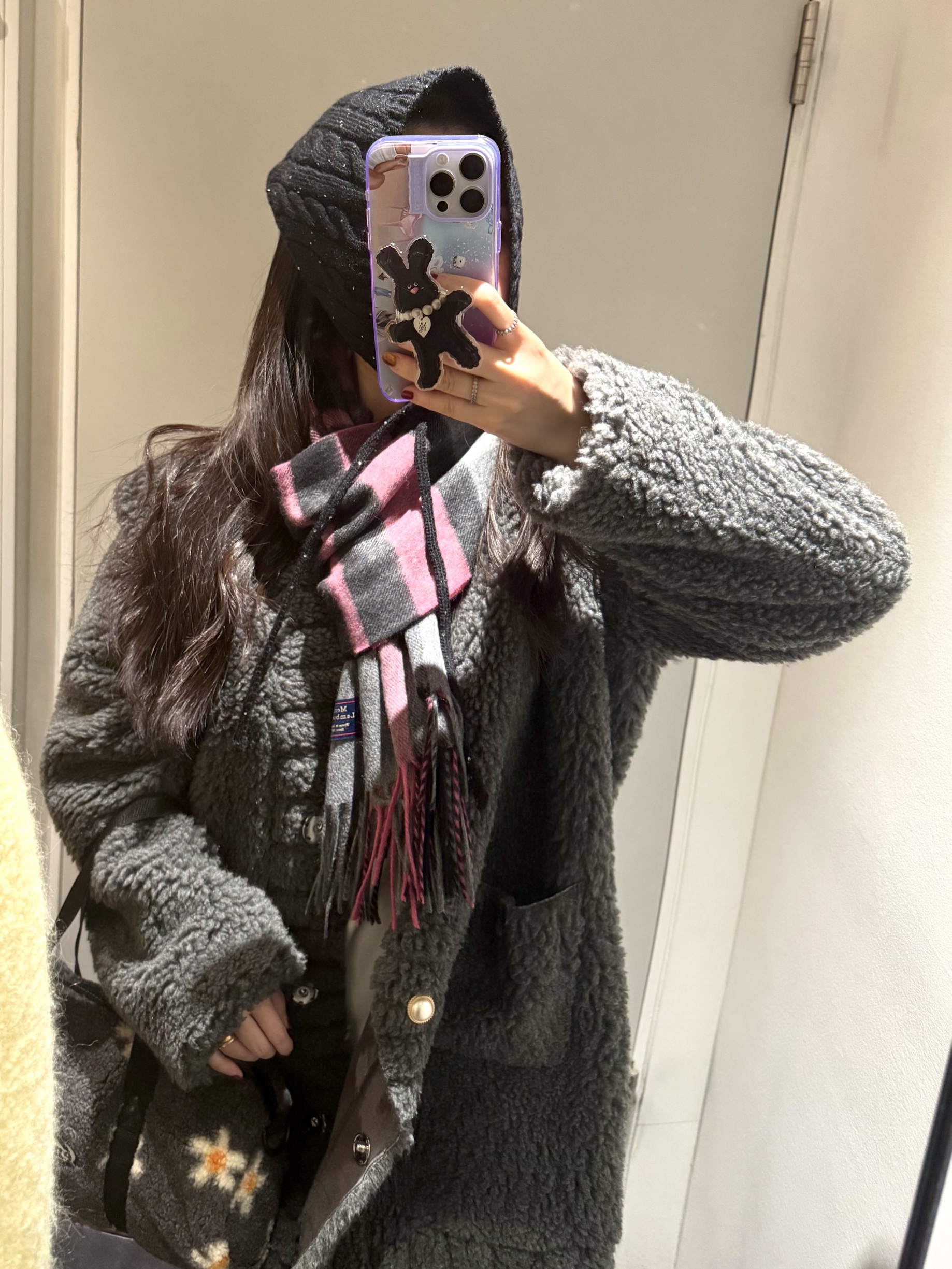 (W) UGG Classic Ultra Mini Platform Boots Chestnut, Emis Flower Boucle Crossed Body Bag Black 착용 스타일 - 2