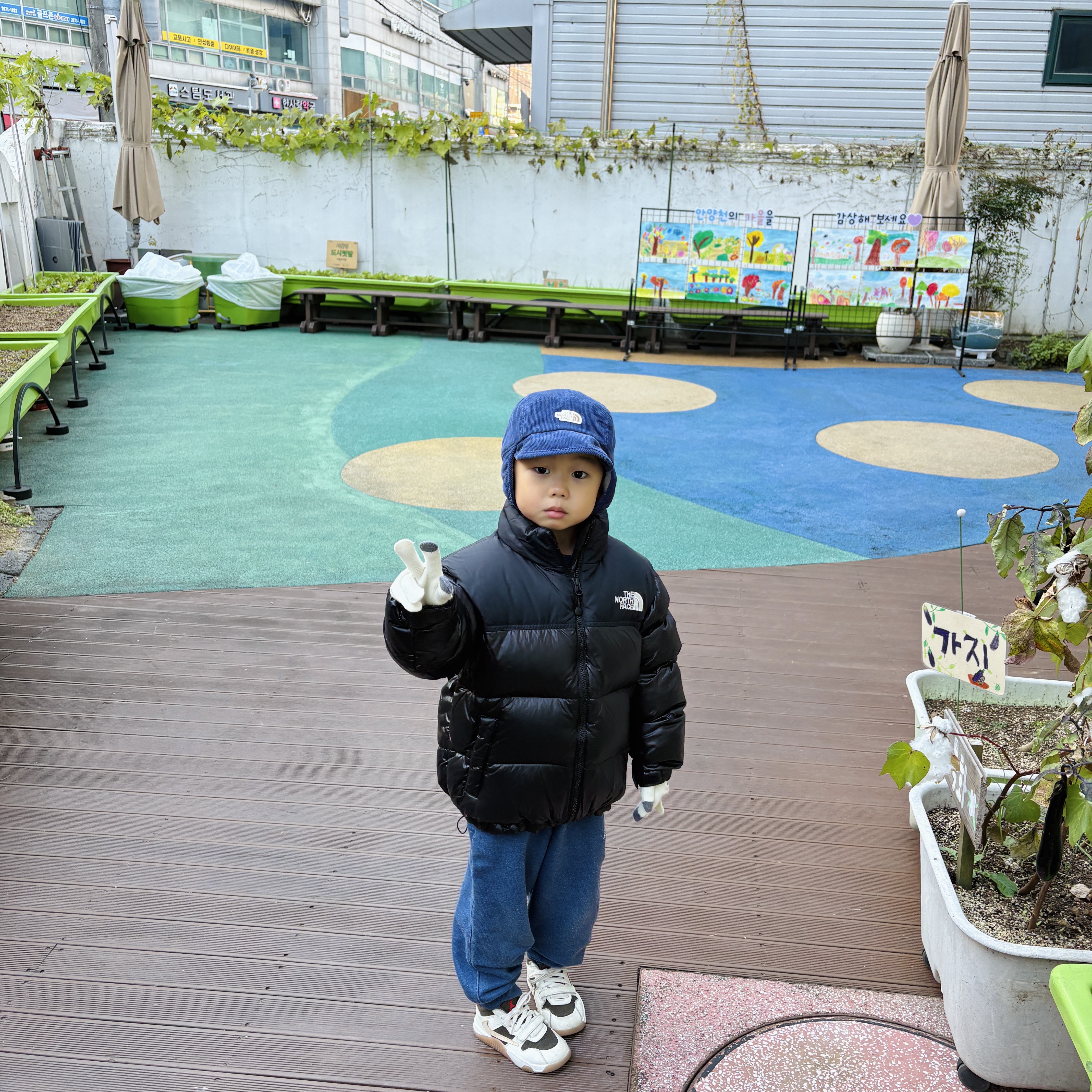 (Kids) The North Face 1996 Eco Nuptse Down Jacket Real Black, (TD) Jordan x Travis Scott Jumpman Jack TR Sail and Dark Mocha 착용 스타일 - 1