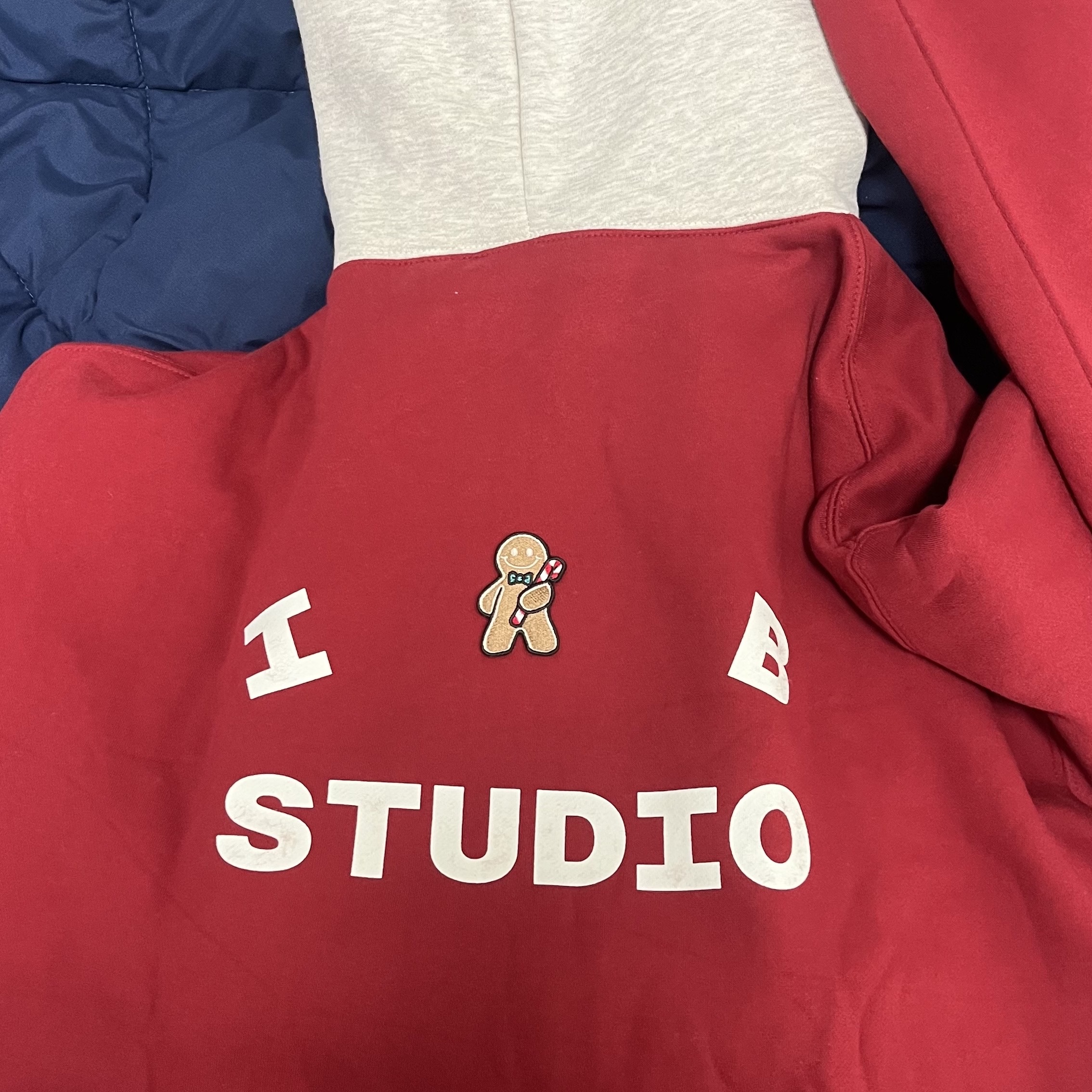 IAB Studio 24 Christmas Hoodie Burgundy Oatmeal 착용 스타일