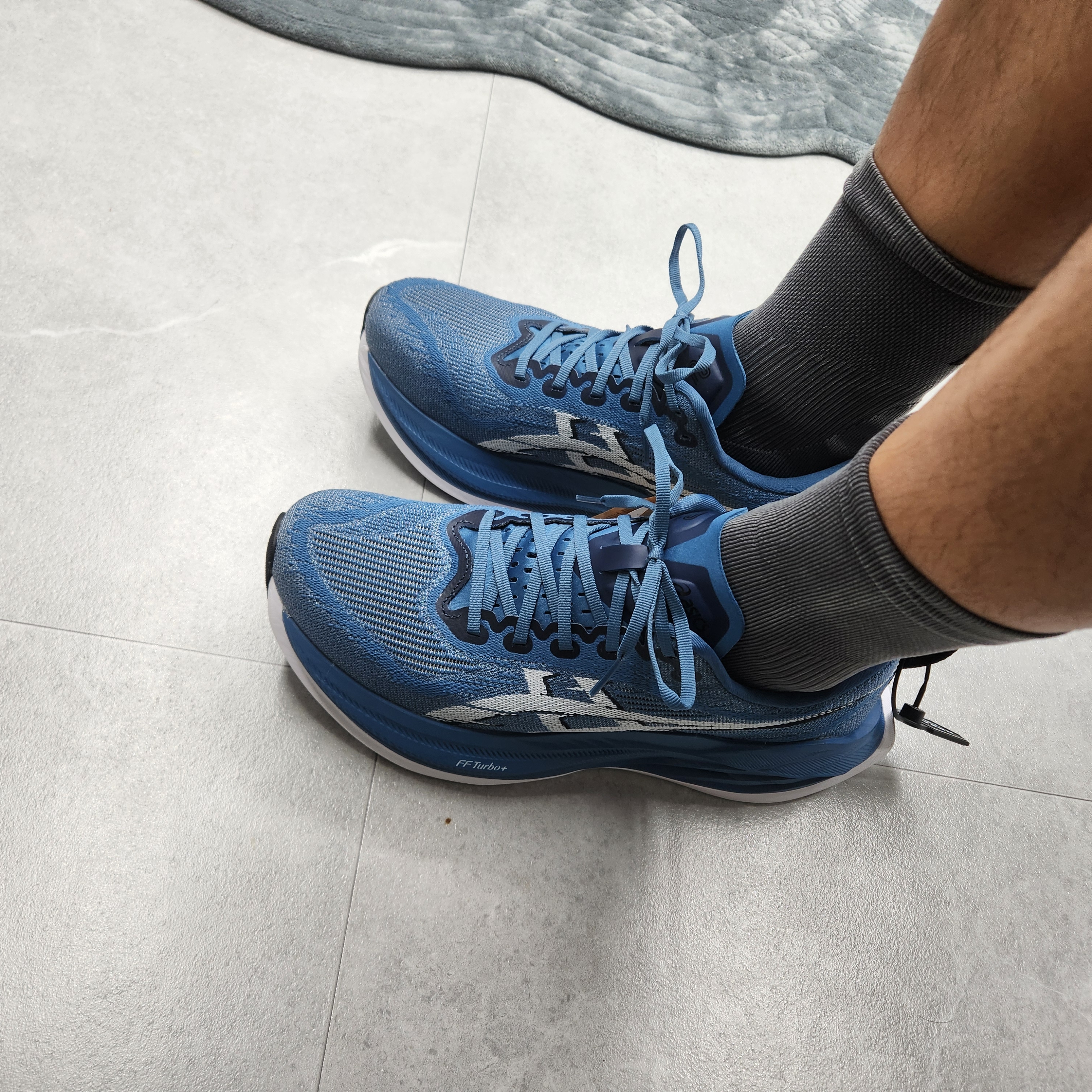 Asics Superblast 2 Winter Sea White 착용 스타일 - 2