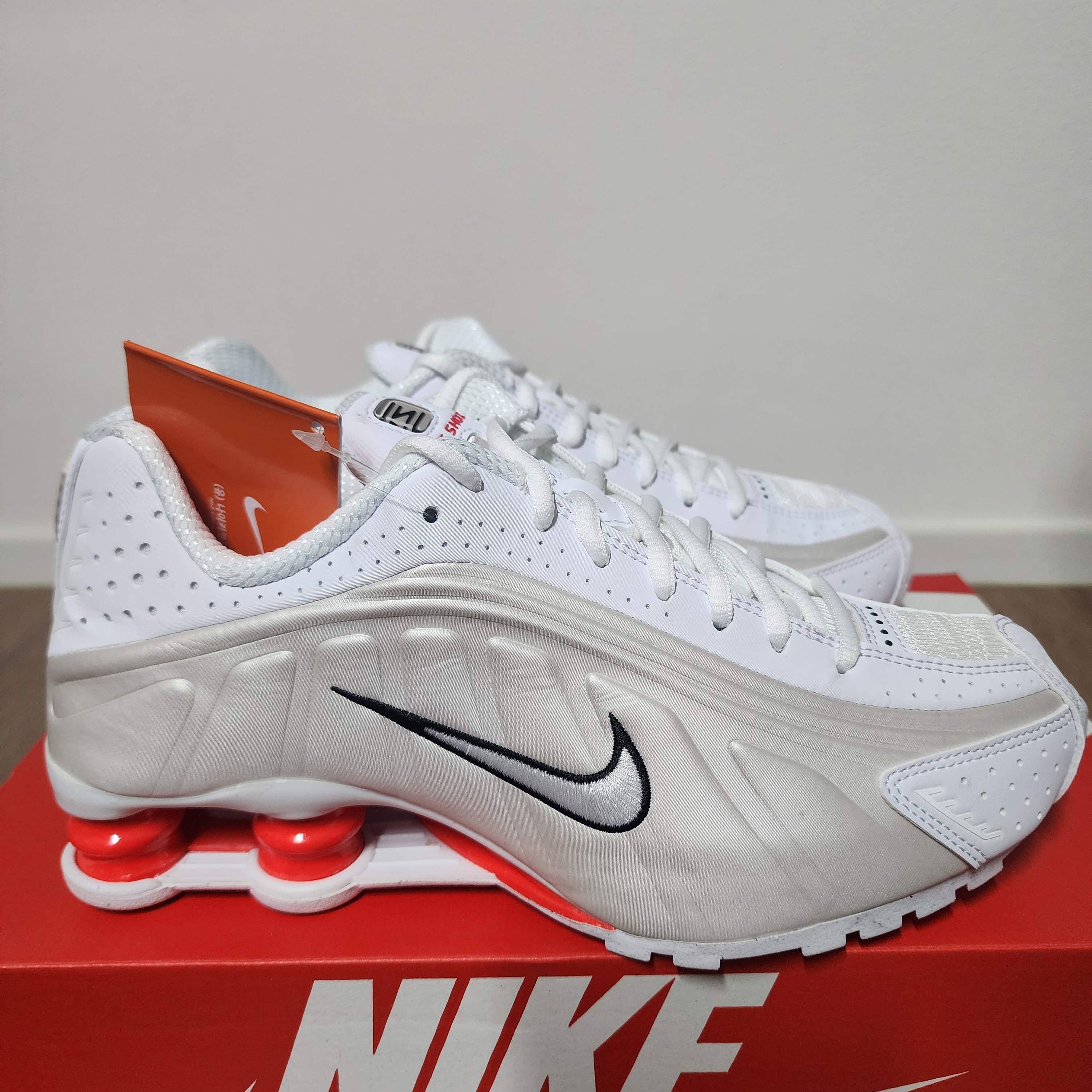 (W) Nike Shox R4 White Phantom 착용 스타일 - 2