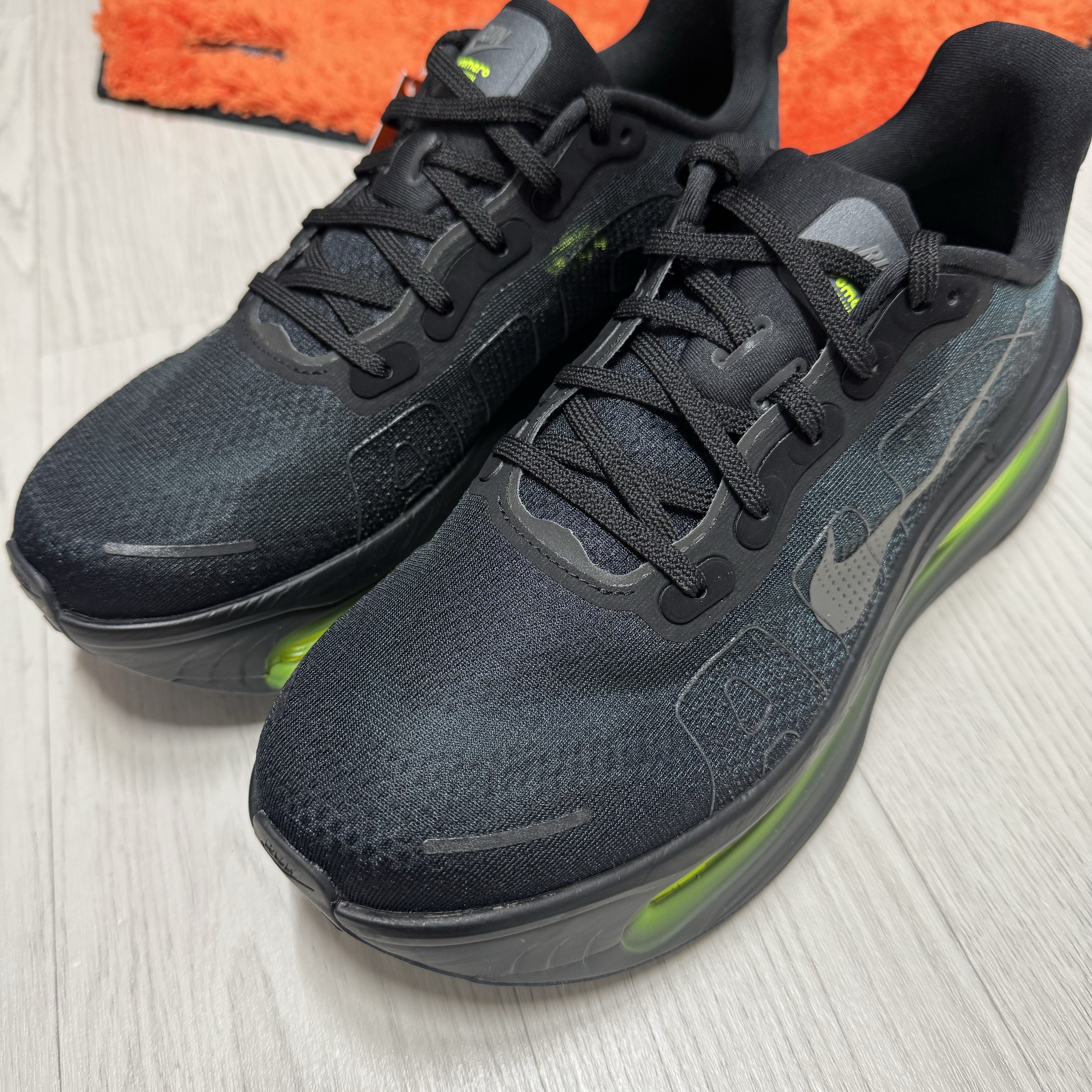 Nike Vomero Premium Black Iron Grey 착용 스타일 - 1