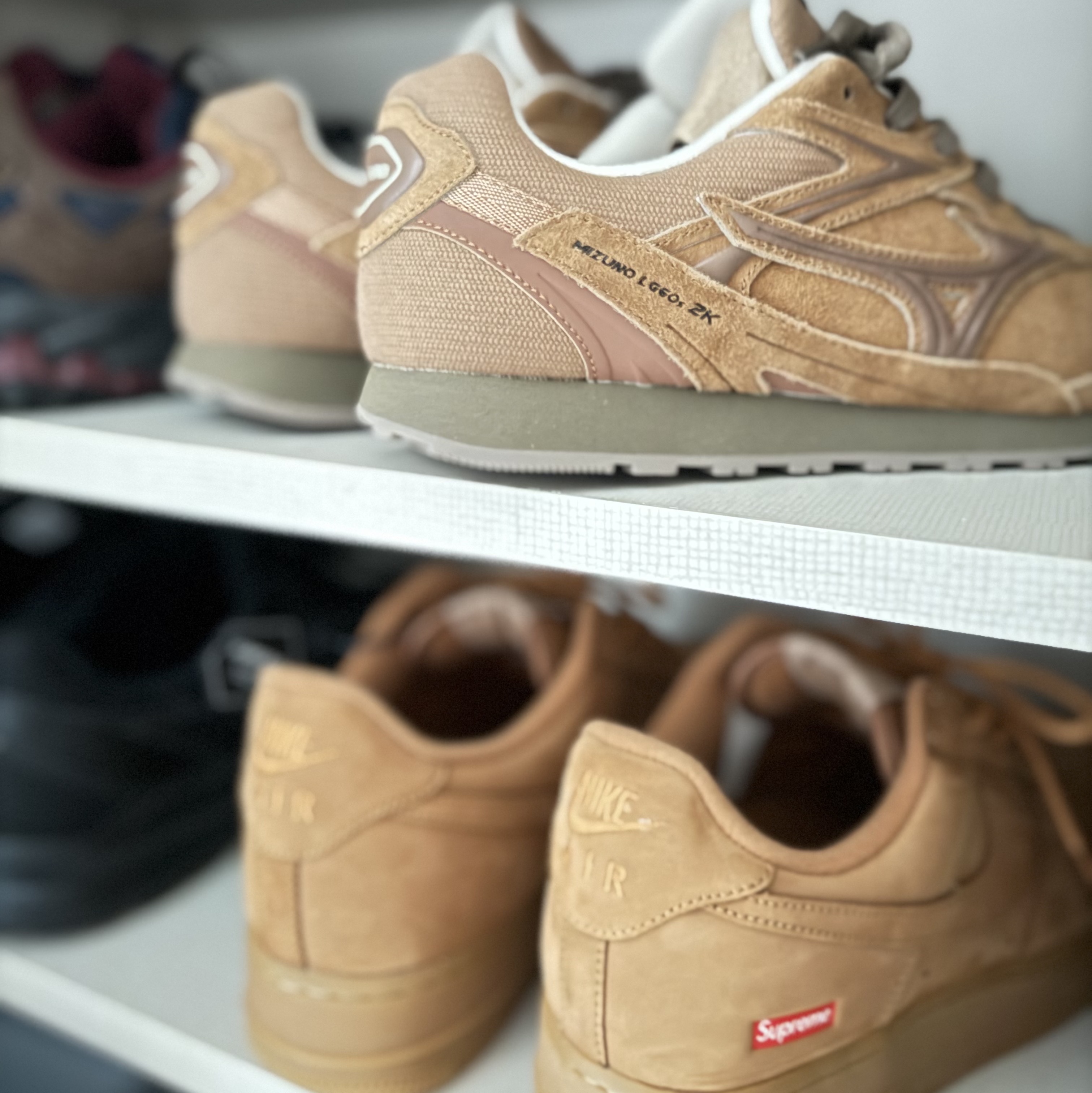 Mizuno LG 60S 2K Brown, Nike x Supreme Air Force 1 Low Flax 착용 스타일 - 2