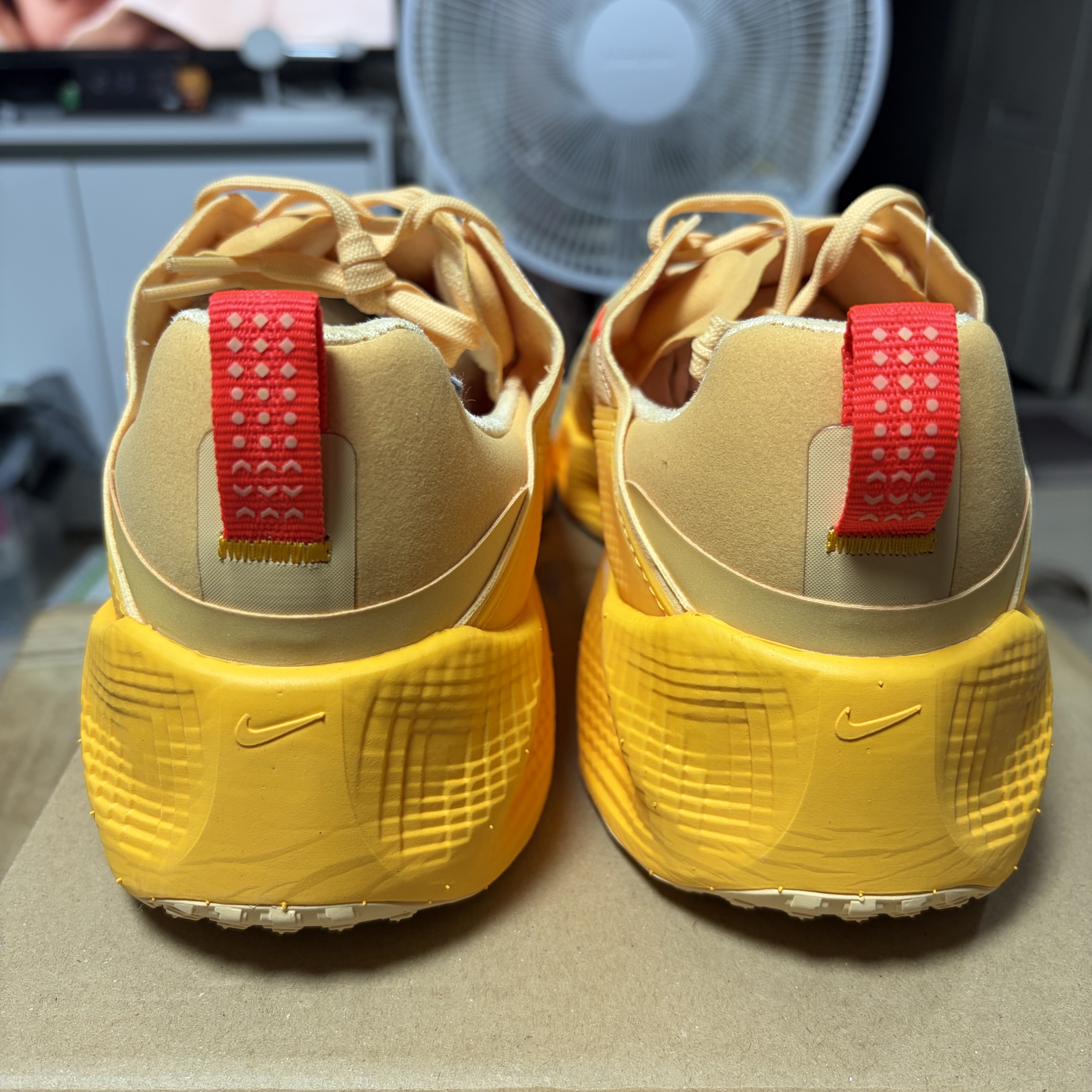 Nike Ava Rover Celestial Gold Bright Crimson 착용 스타일 - 5