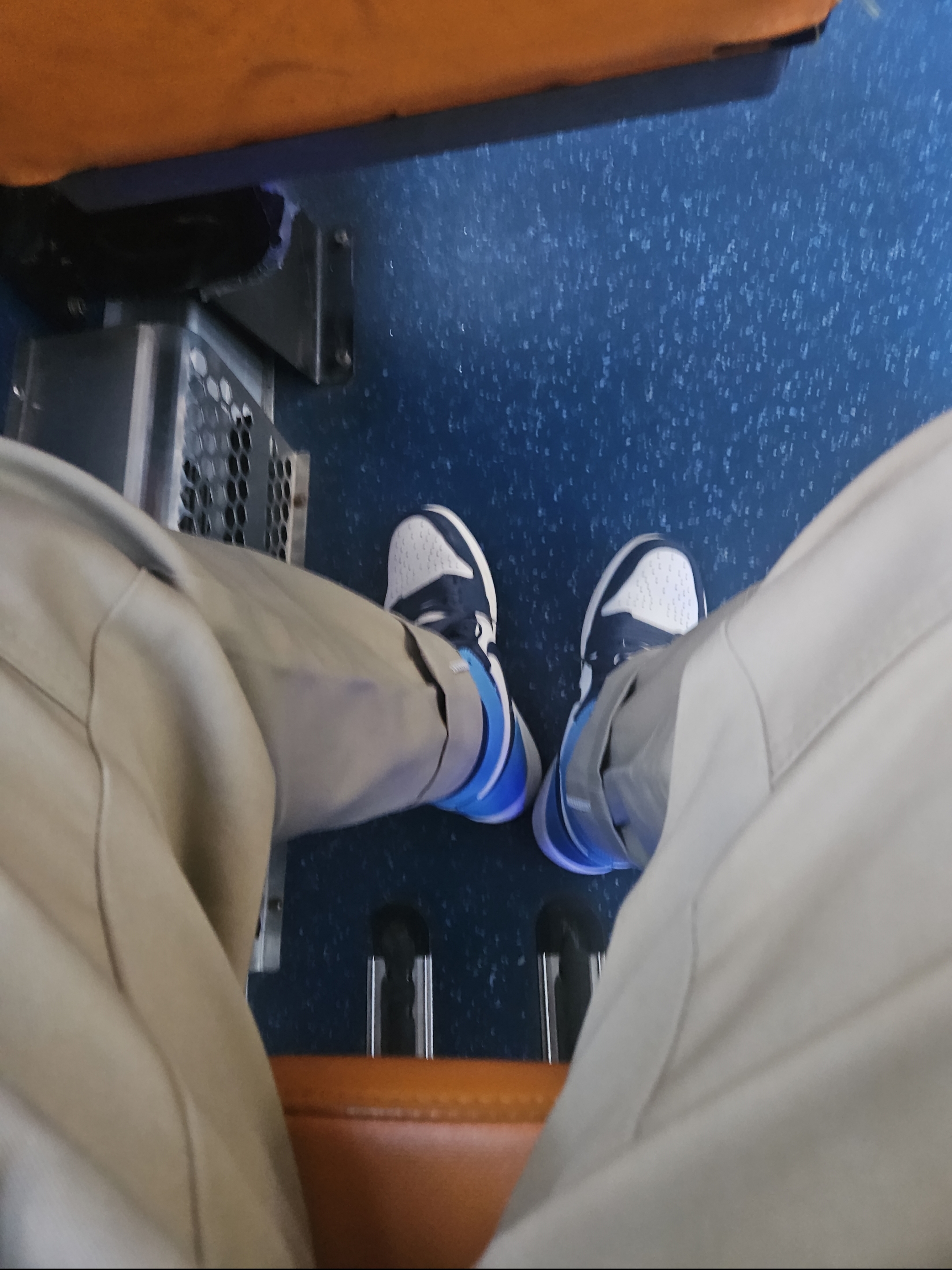 Jordan 1 Retro High Obsidian UNC, Dickies Loose Fit Double Knee Work Pants Khaki 착용 스타일 - 2