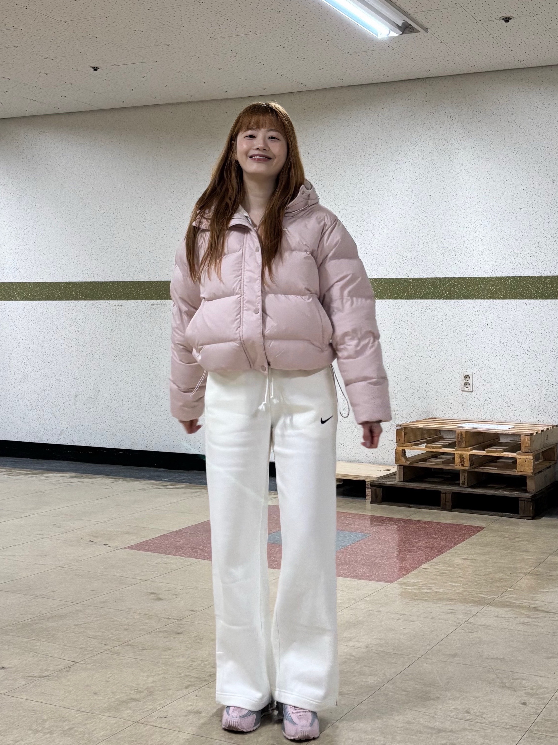 (W) Nike NSW Metro Therma-Fit Loose Fit Hooded Padded Jacket Black White, (W) Nike Shox R4 Barely Rose Metallic Platinum 착용 스타일 - 4