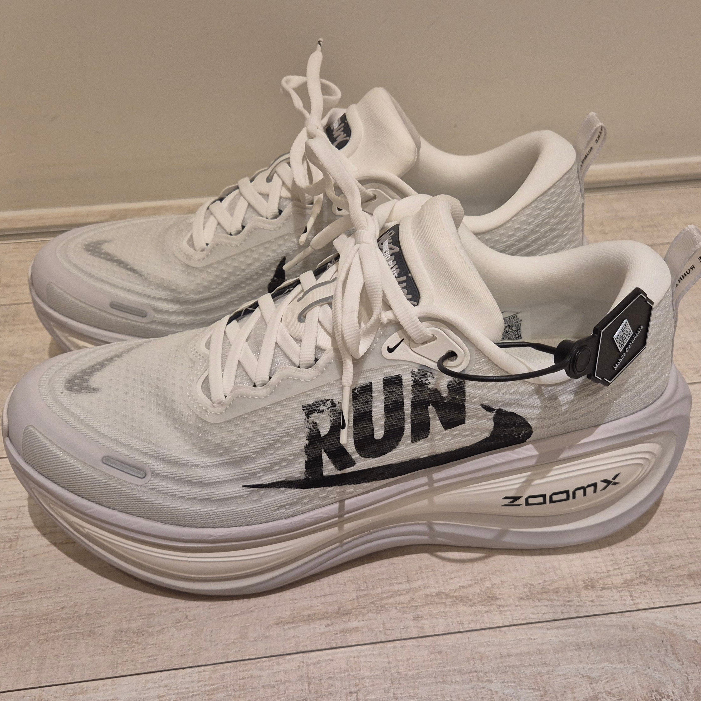 Nike Vomero Plus RUN Summit White Vast Grey 착용 스타일 - 1