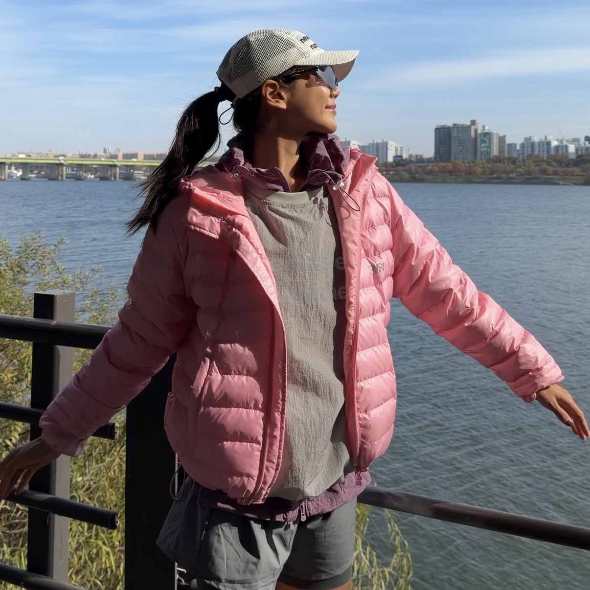[KREAM 단독] runwhither Lightweight Hoodie Padding Pink, [KREAM 단독] runwhither Windbreaker MTM V2 Gray 착용 스타일