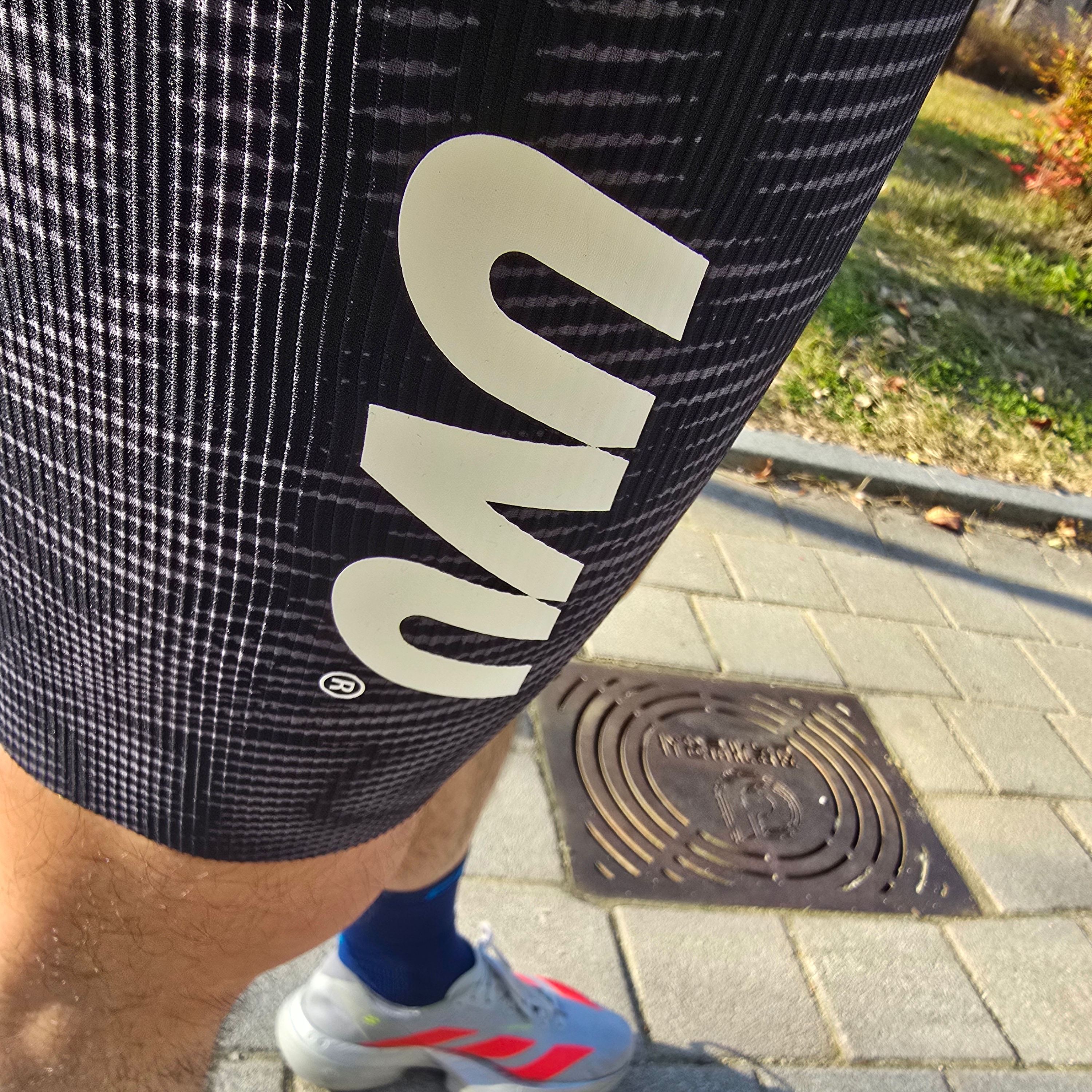 UVU Half Tight 2.0 Black Grey 착용 스타일