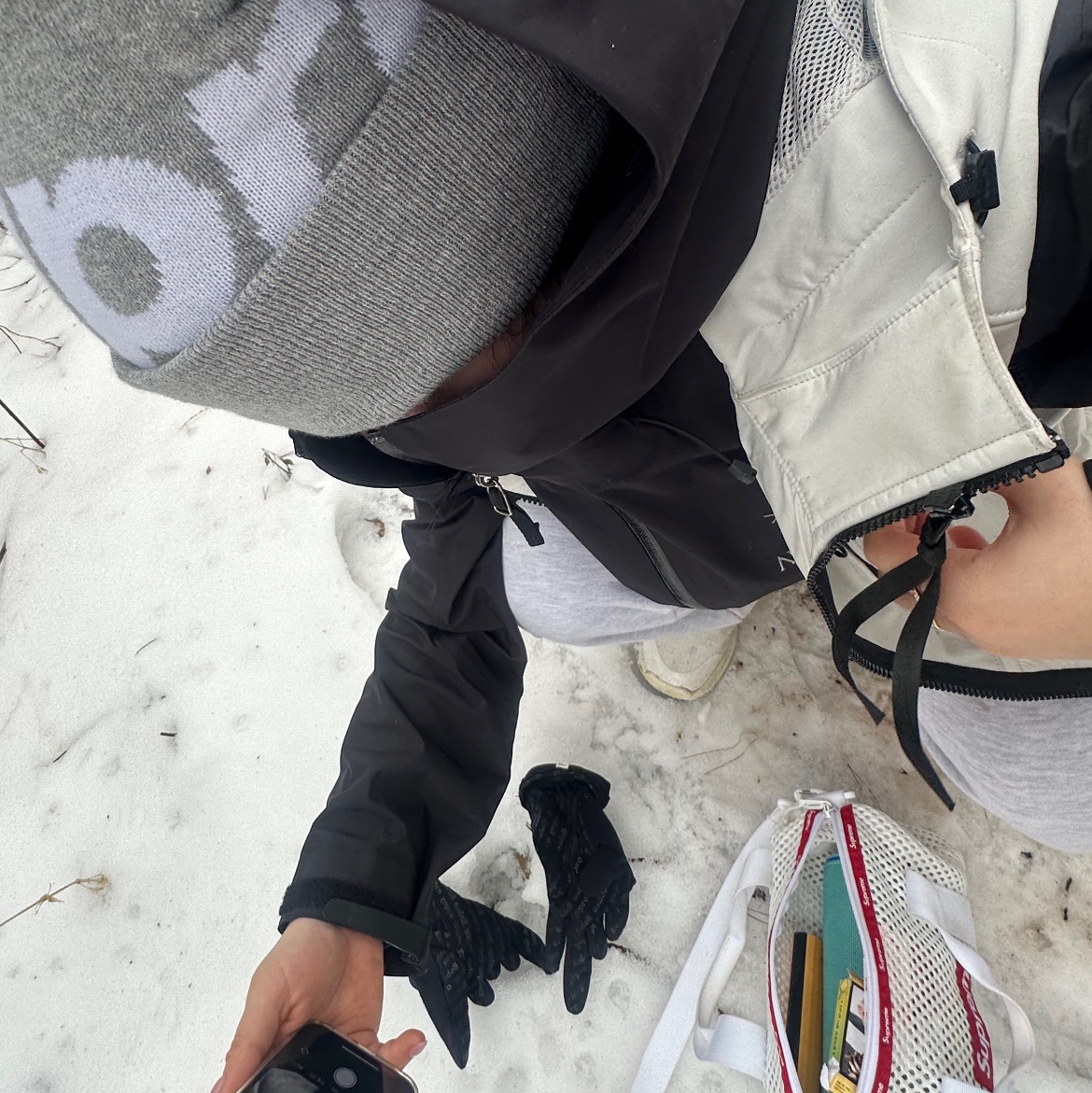 Supreme Big Logo Beanie Black 착용 스타일 - 3