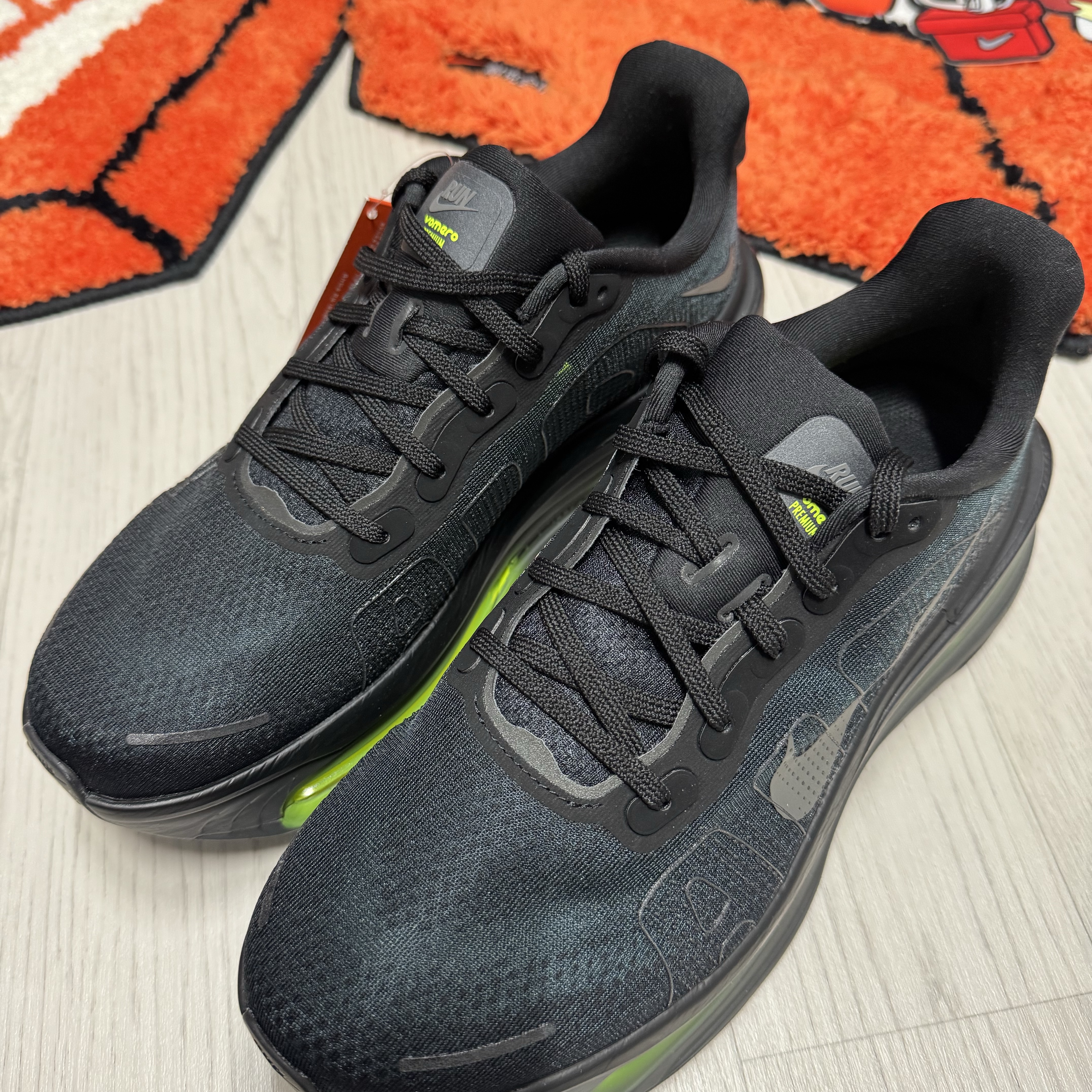 Nike Vomero Premium Black Iron Grey 착용 스타일 - 2