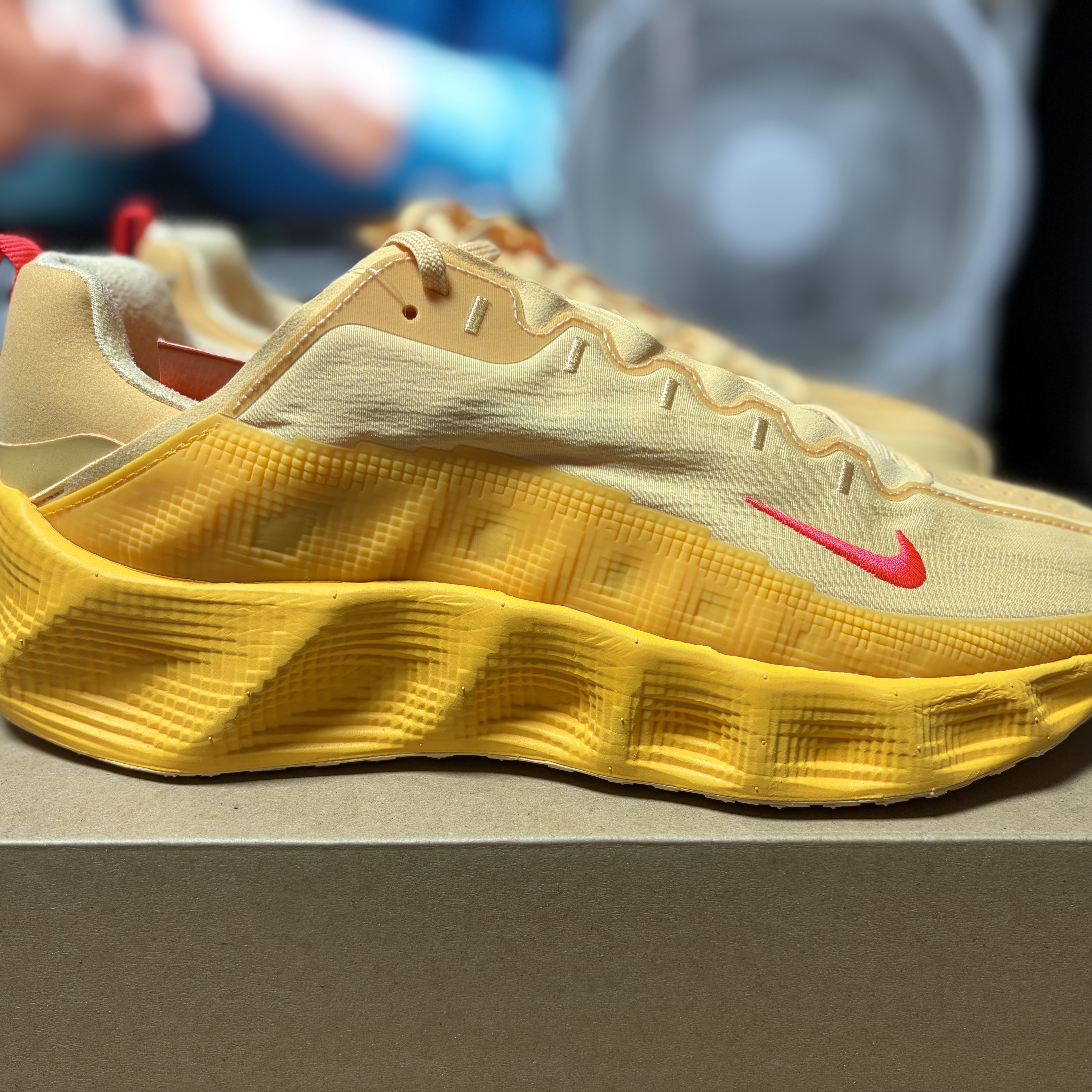 Nike Ava Rover Celestial Gold Bright Crimson 착용 스타일 - 3