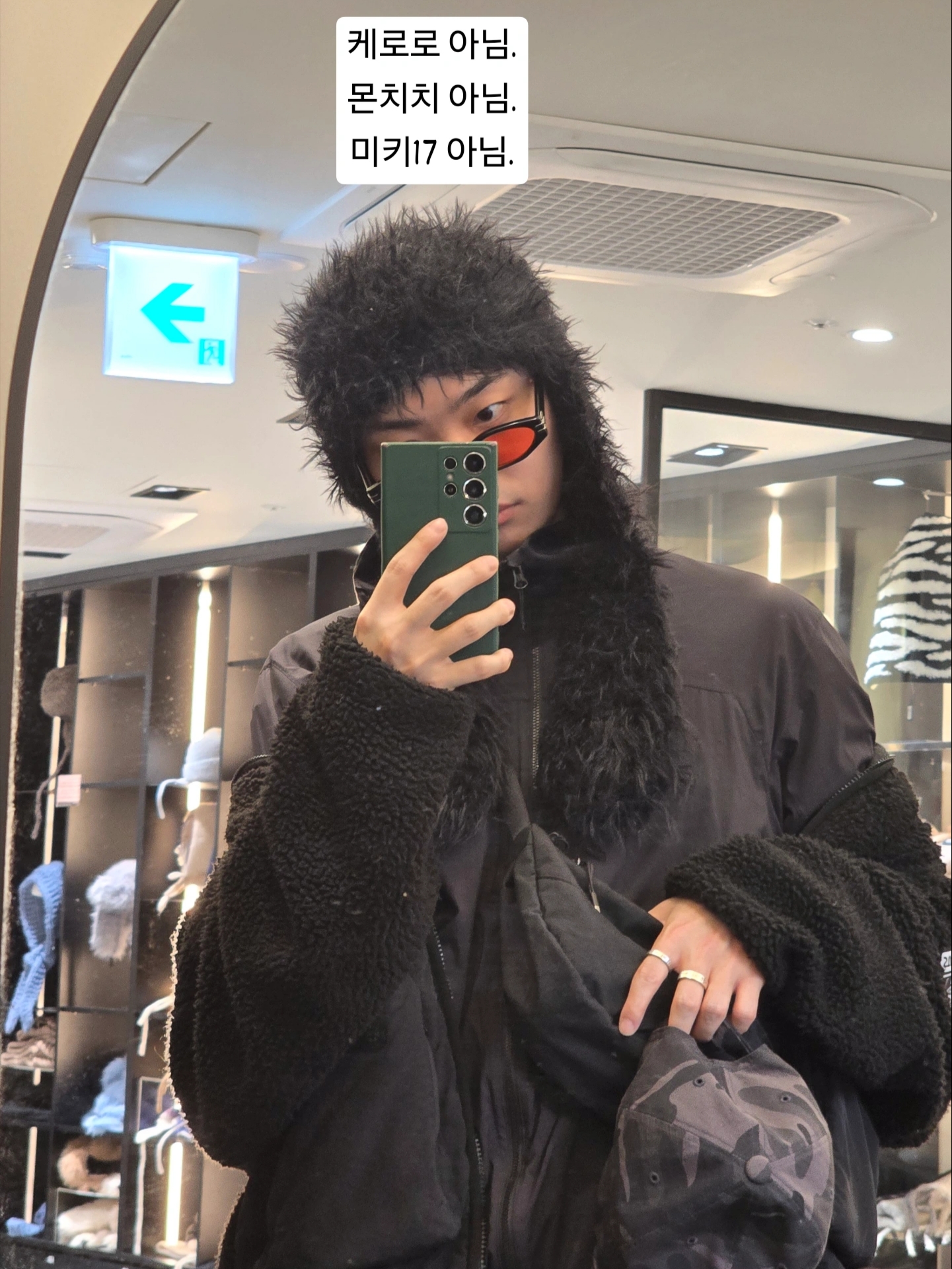 Arc'teryx Squamish Hoody Black, Nike Aura Crescent Crossbody Bag 4L Black Matte Silver 착용 스타일 - 1