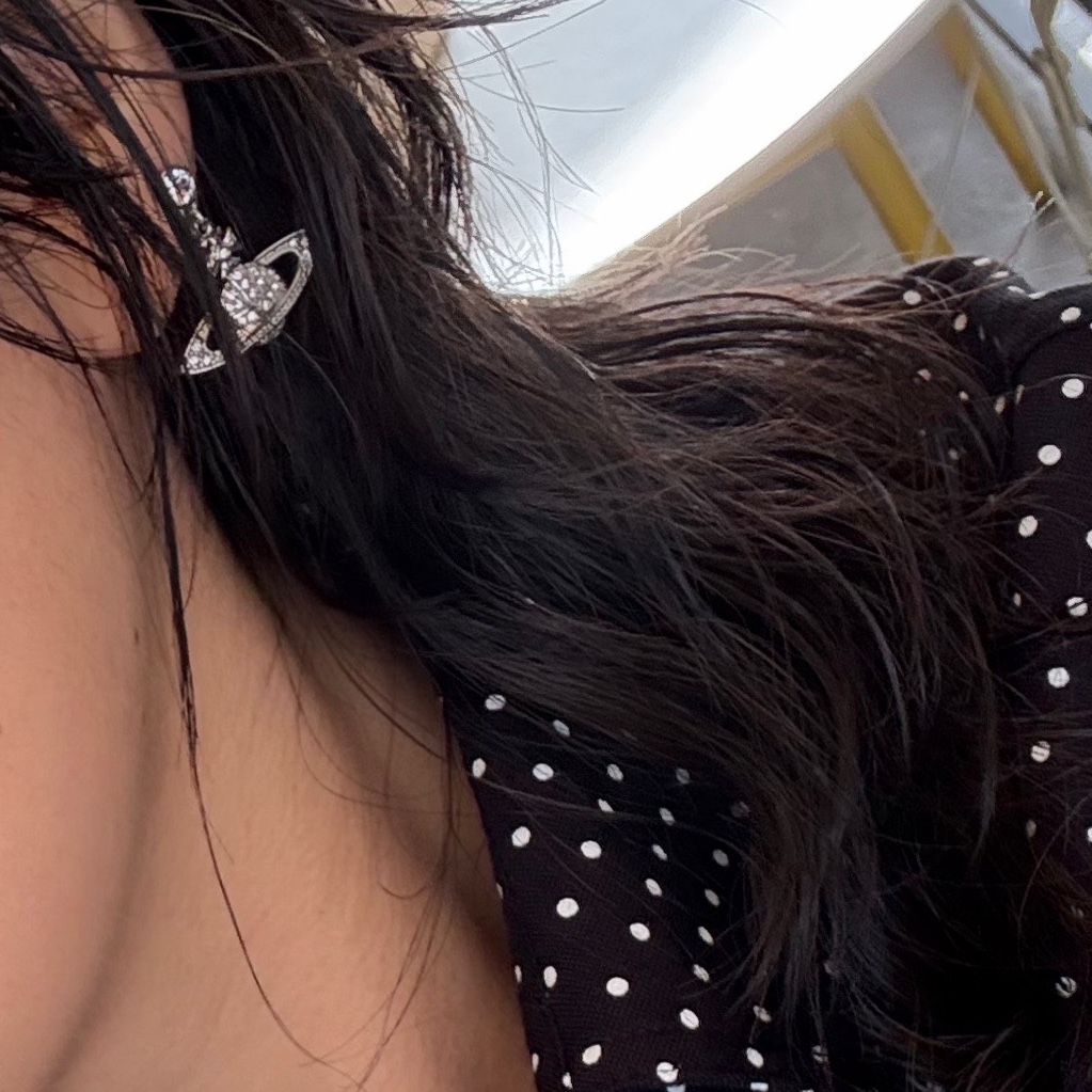 (W) Vivienne Westwood Mini Bas Relief Drop Earrings Silver 착용 스타일 - 2