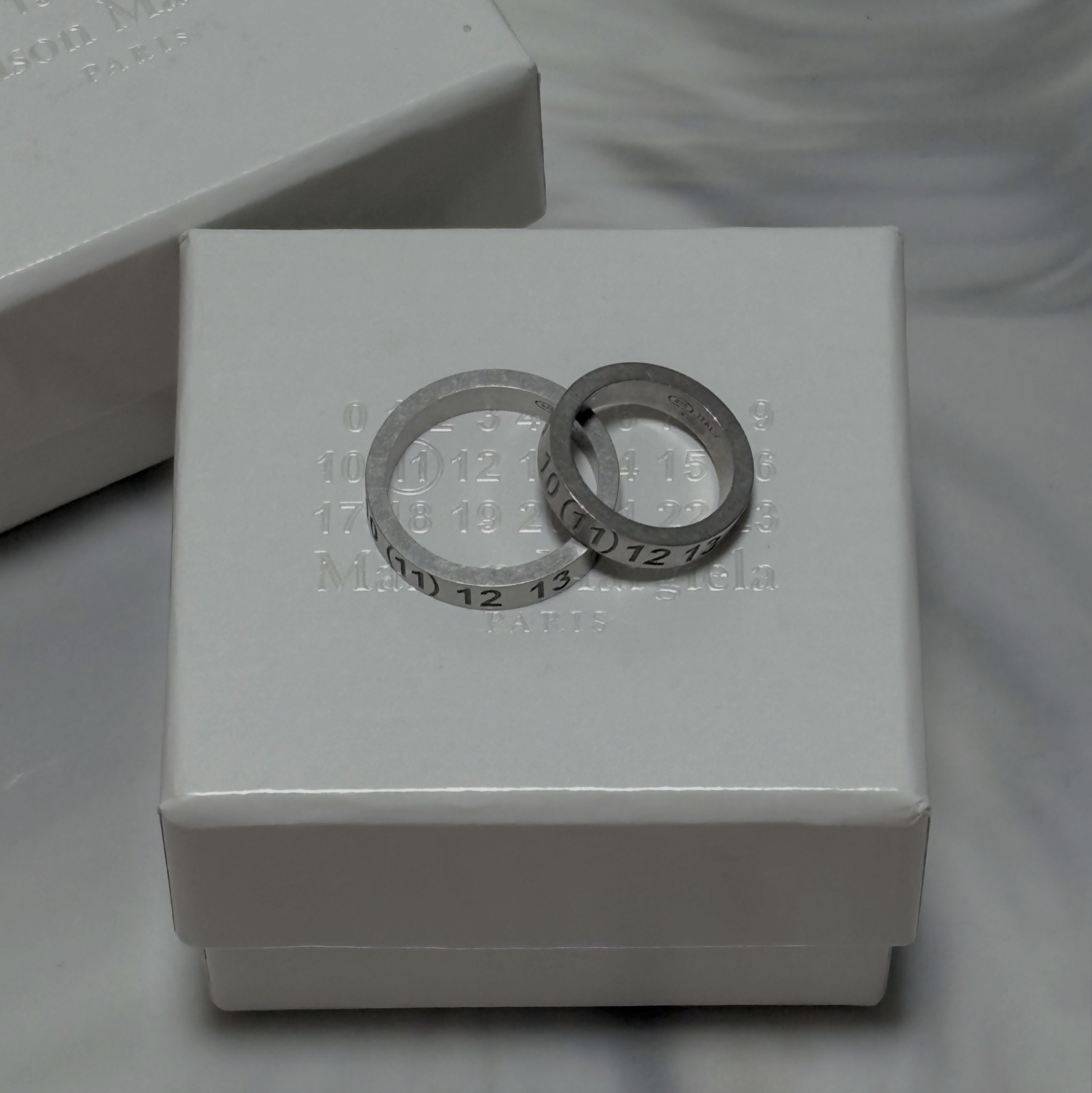 Maison Margiela Numerical Silver Ring Silver 착용 스타일