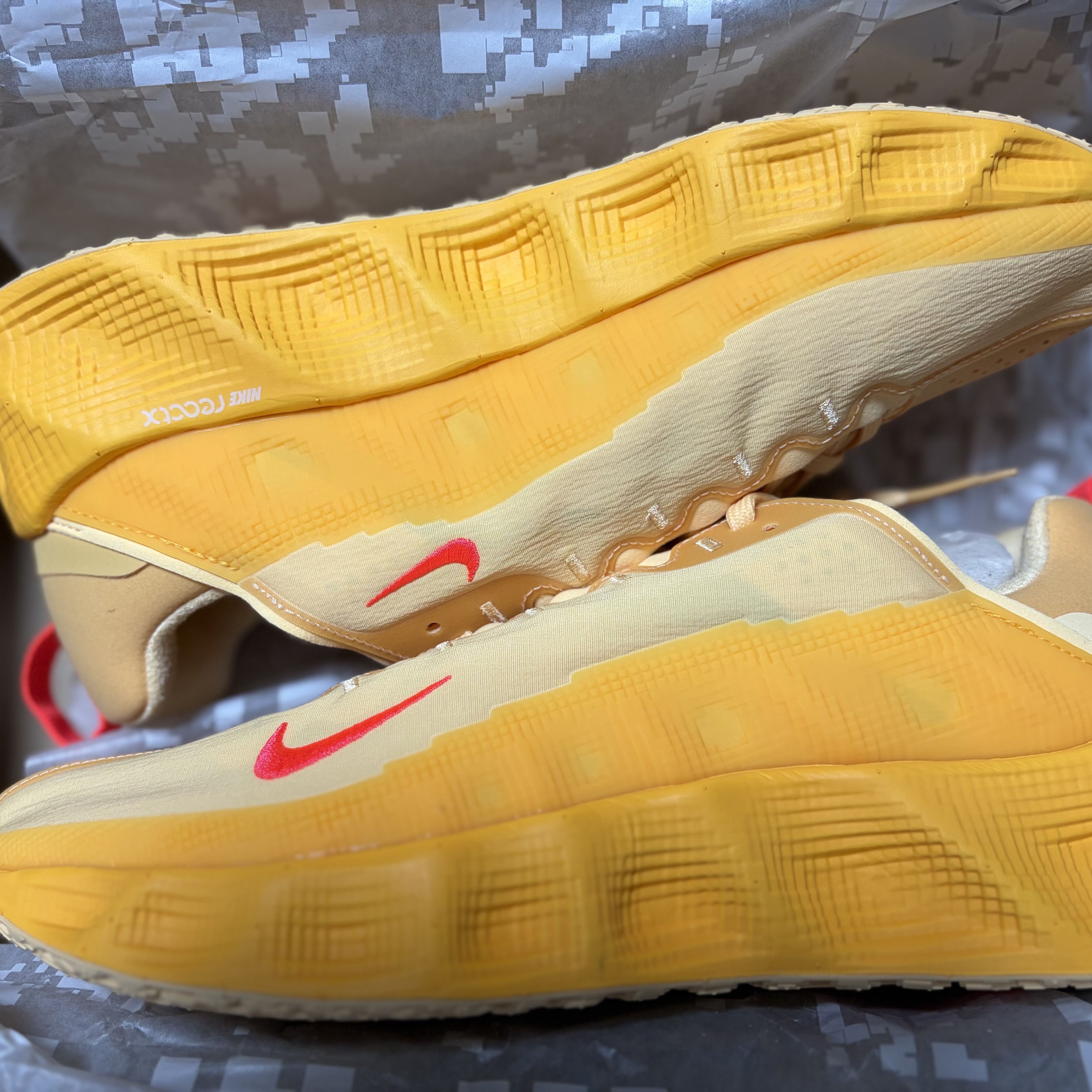 Nike Ava Rover Celestial Gold Bright Crimson 착용 스타일 - 2
