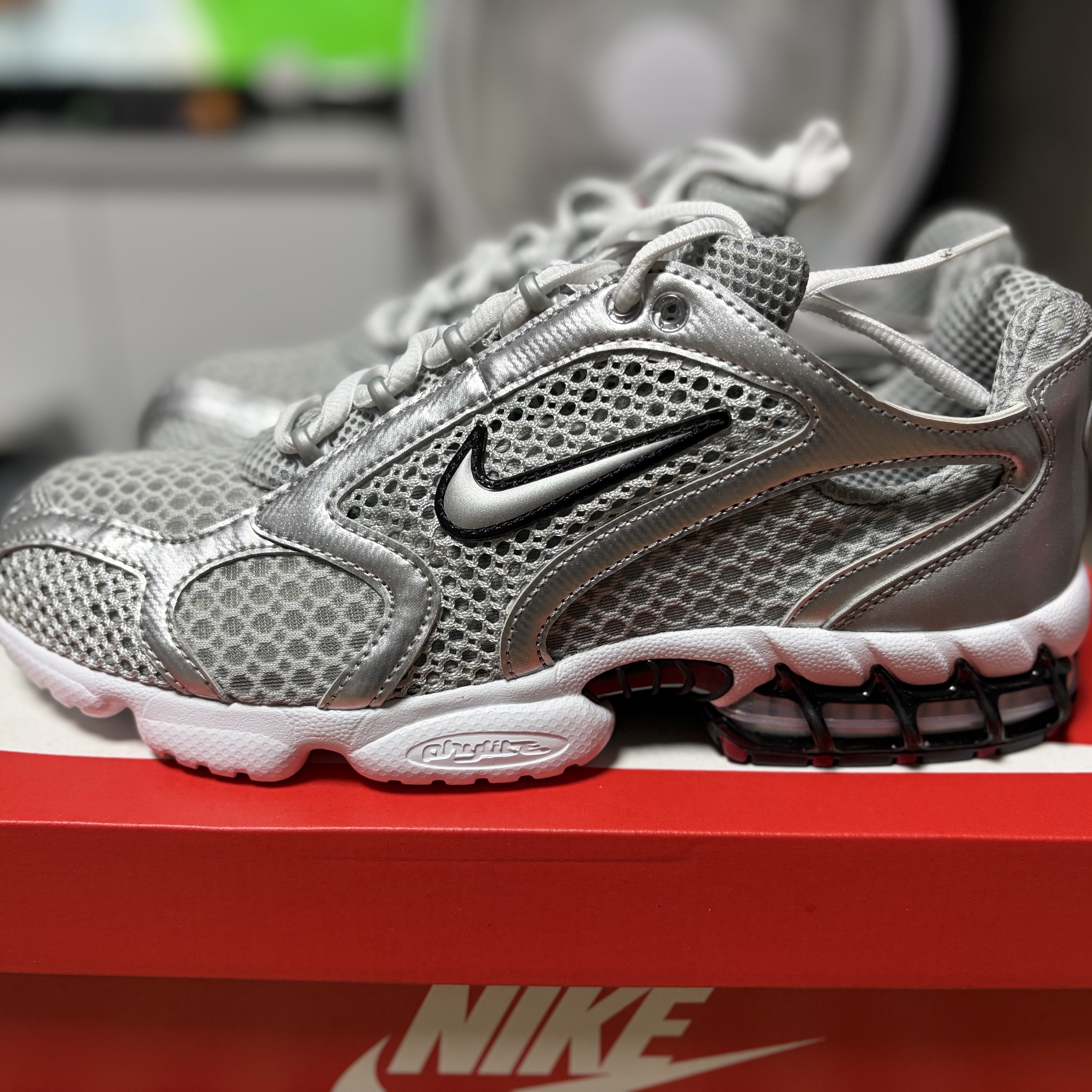 Nike Air Zoom Spiridon Cage 2 Metallic Silver 착용 스타일 - 1