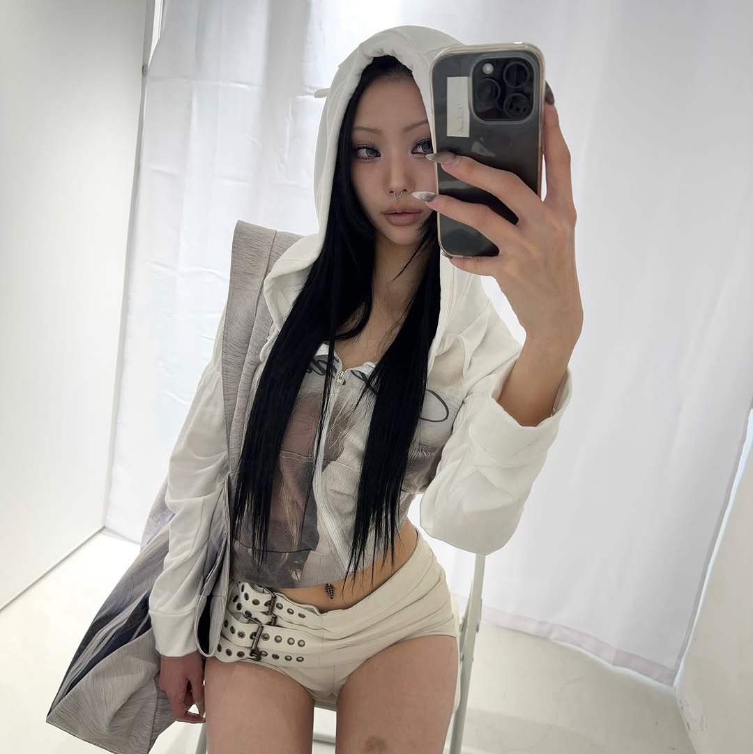 [KREAM 단독] Bonnae Ear Zip Hoodie Black, [KREAM 단독] Bonnae Ear Zip Hoodie White 착용 스타일