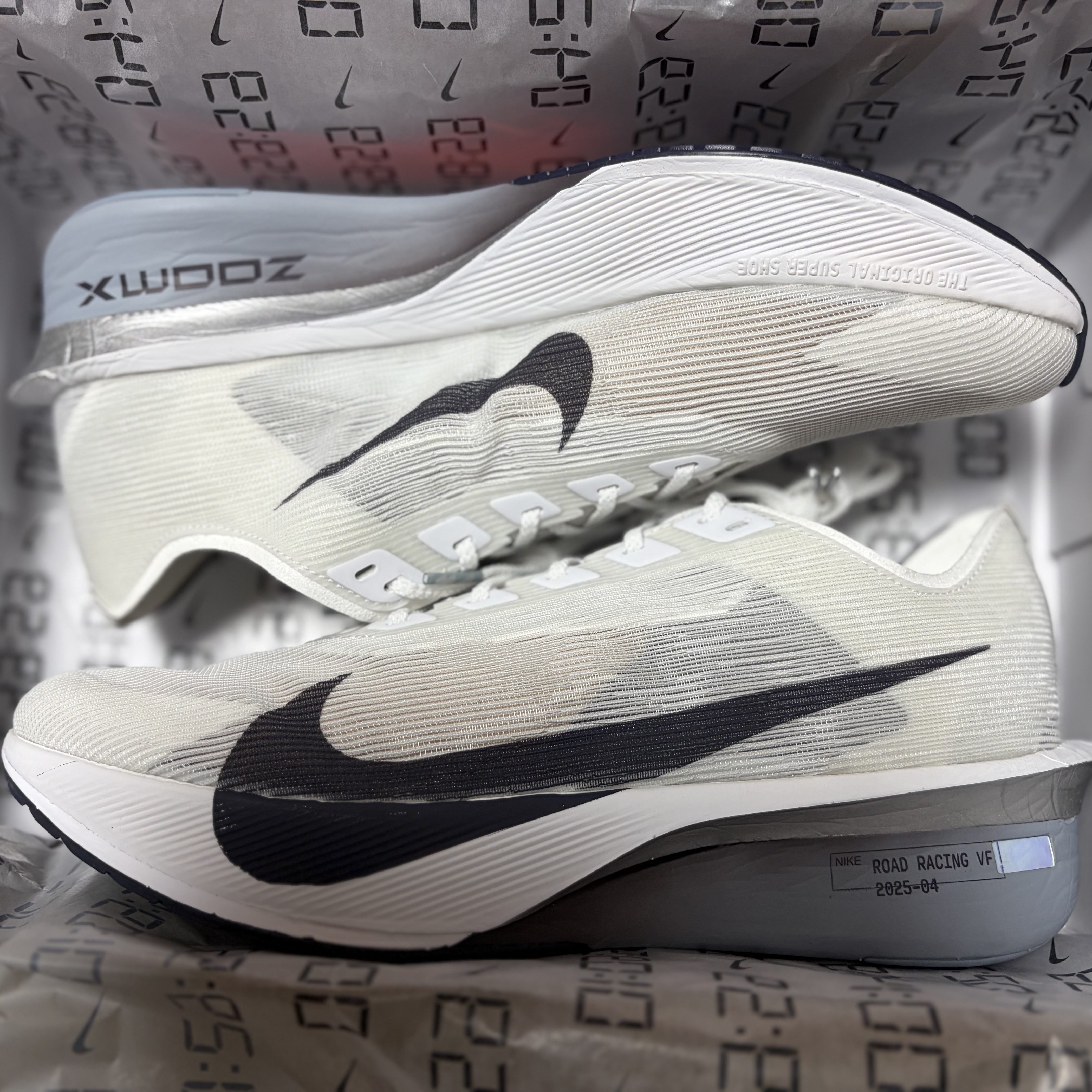 Nike ZoomX Vaporfly Next% 4 White Gridiron 착용 스타일 - 2