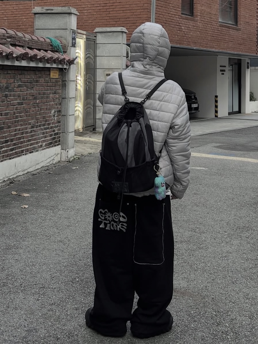 Crocs Overpuff Shorty Black, NOMANUAL C.B String Bag Charcoal 착용 스타일 - 2