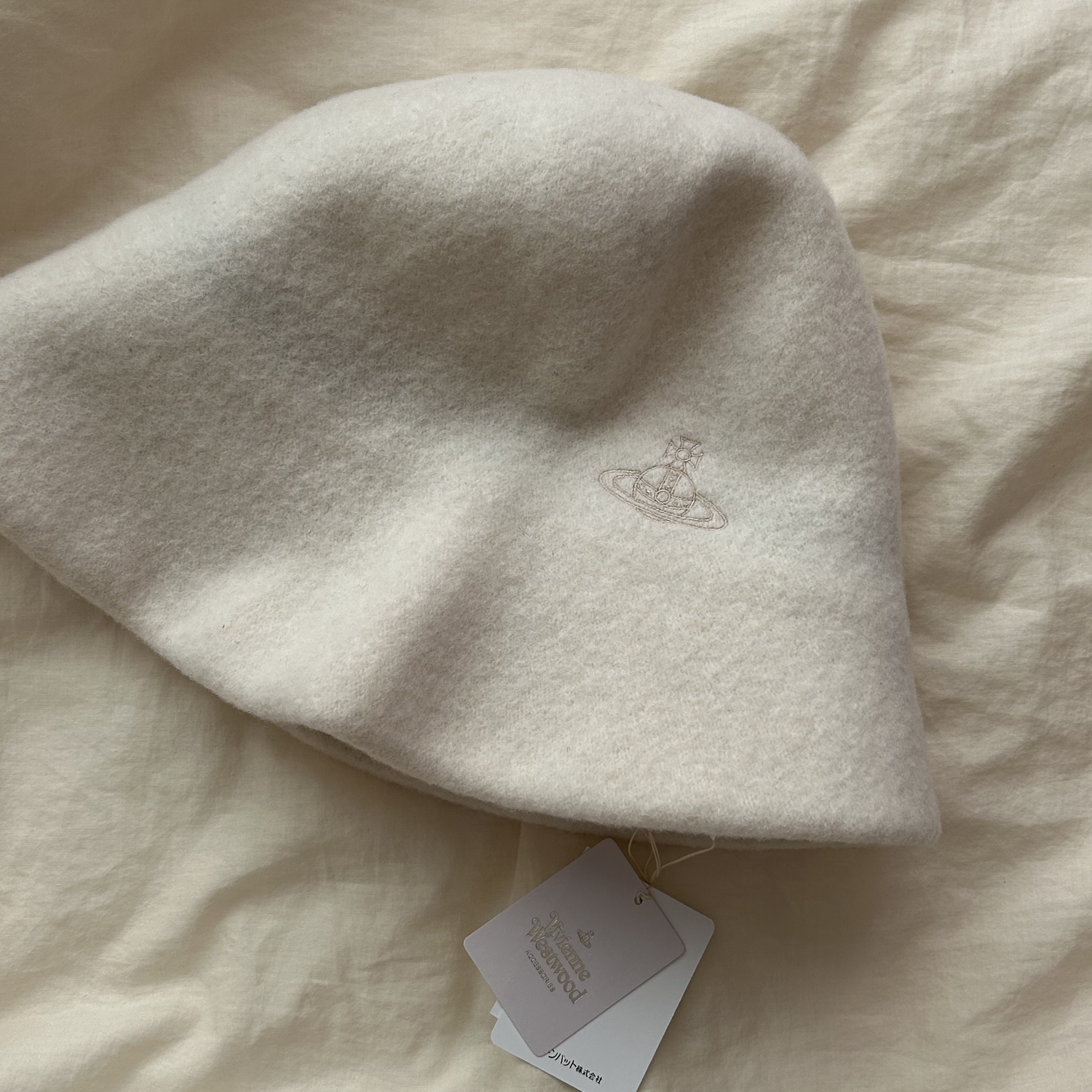 (W) Vivienne Westwood Line Orb Embroidery Basque Crochet Bucket Hat Off White 착용 스타일