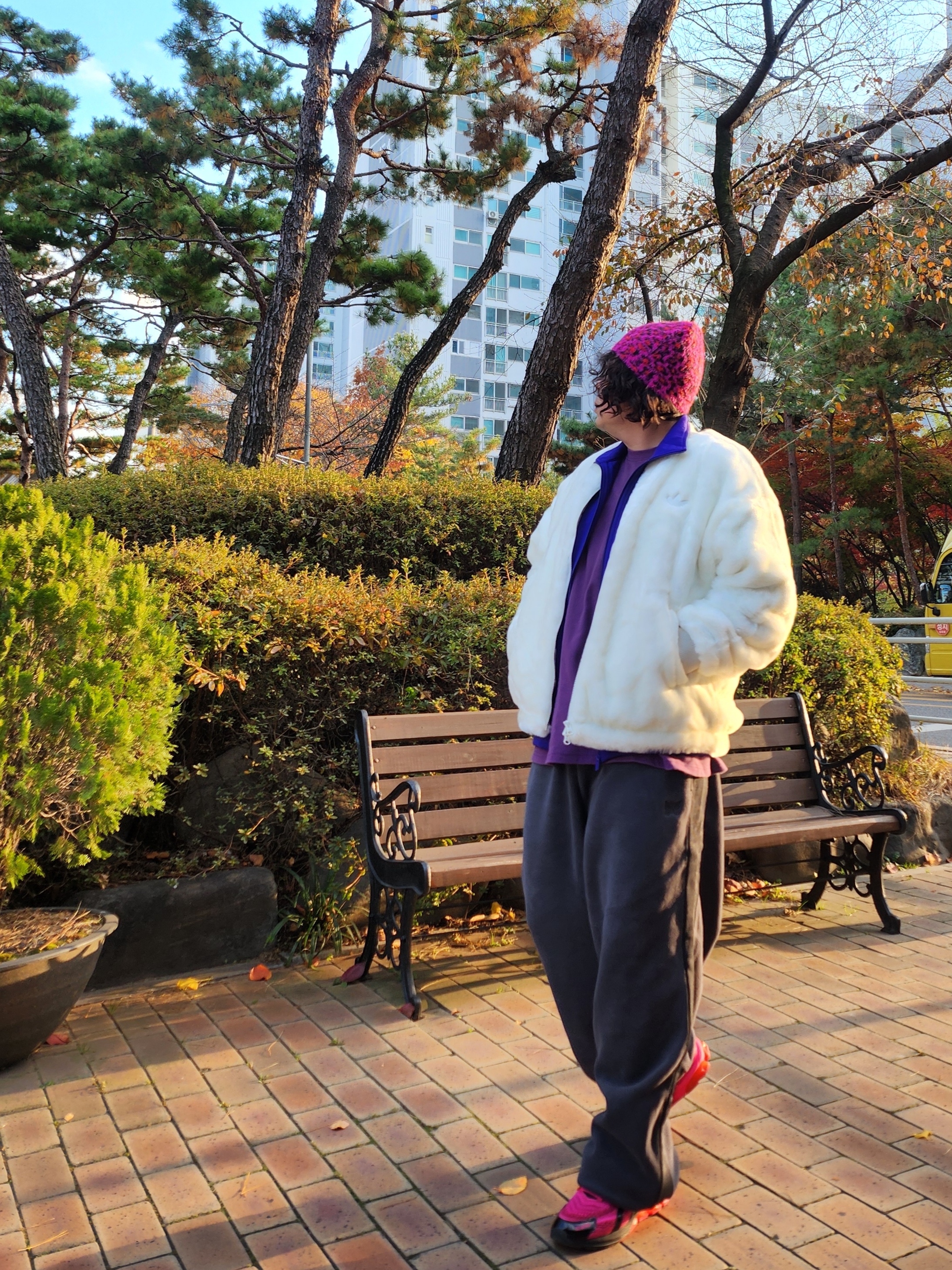 Stussy Skullcap Leopard Pink, Uniqlo x Needles Fleece Wide Pants Longer Length Dark Gray - KR 착용 스타일 - 1