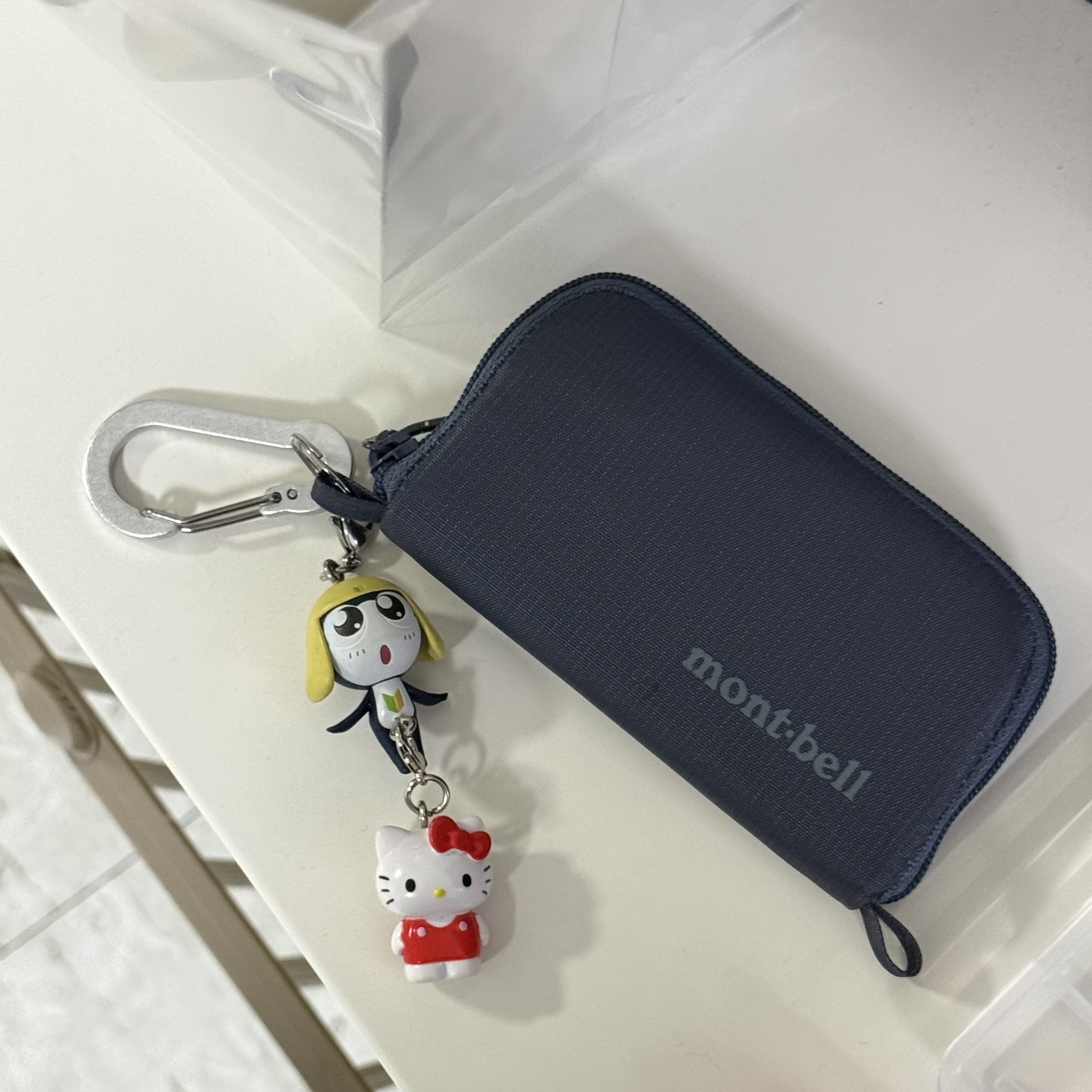Montbell Mini Zip Wallet Gray 착용 스타일
