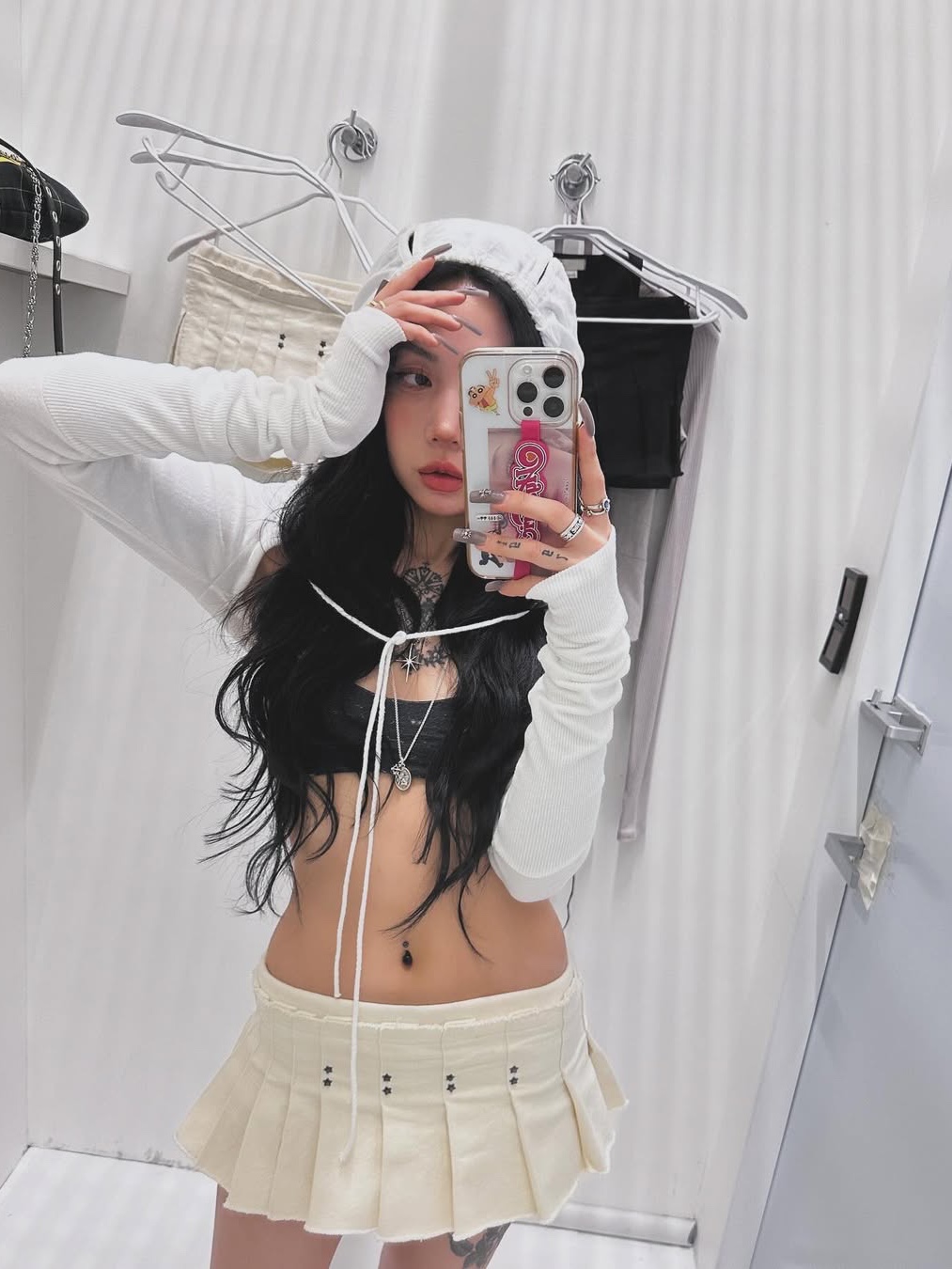 Bonnae Star Rivet Pleated Skort Ivory, Bonnae Star Rivet Pleated Skort Black 착용 스타일