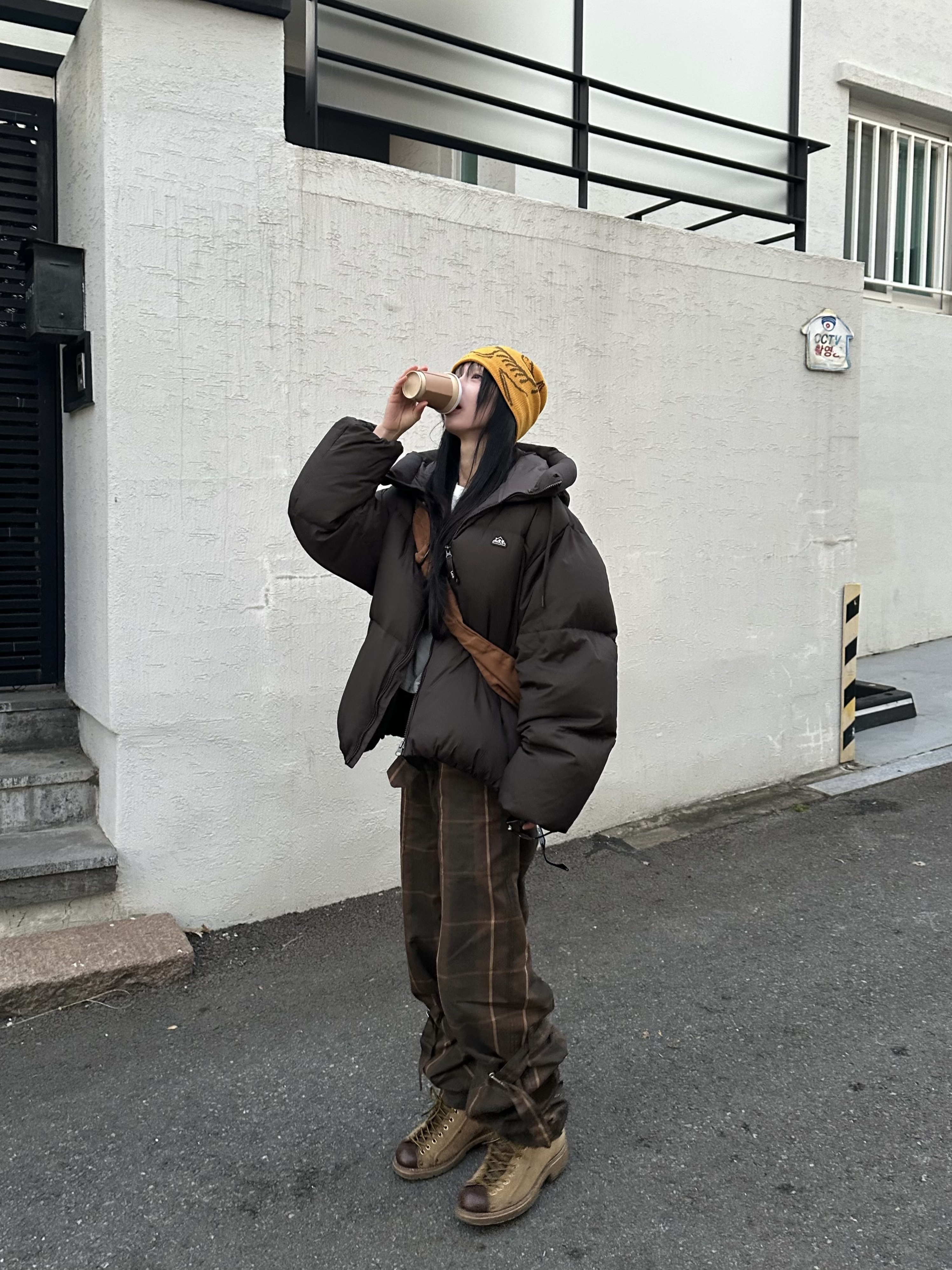 Arc'teryx Bird Head Toque Oracle, Kapital No.6 Canvas Snufkin Bag Camel 착용 스타일 - 4